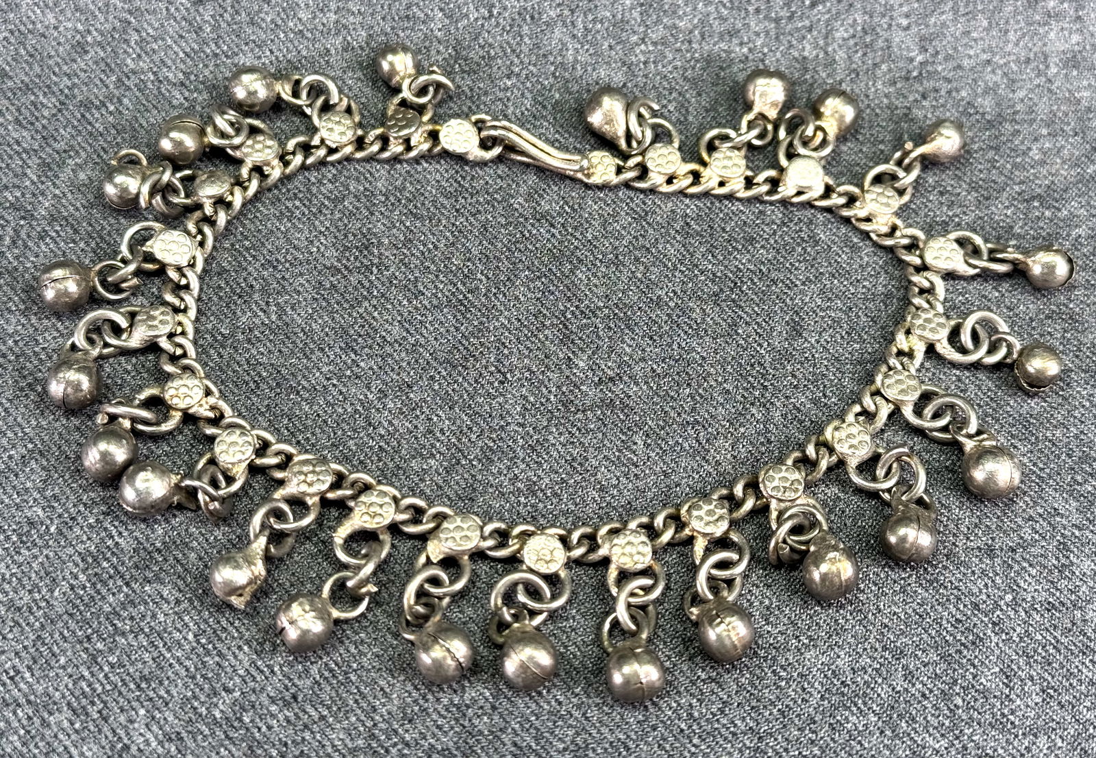 Vintage ethnic silvertone metal bell dangles chain anklet: Vintage ethnic silvertone metal bell dangles chain anklet. Unmarked. For measures please refer to the pictures taken with a measuring tape. Weight: 34 Grams. This is a NO RESERVE AUCTION: there are no