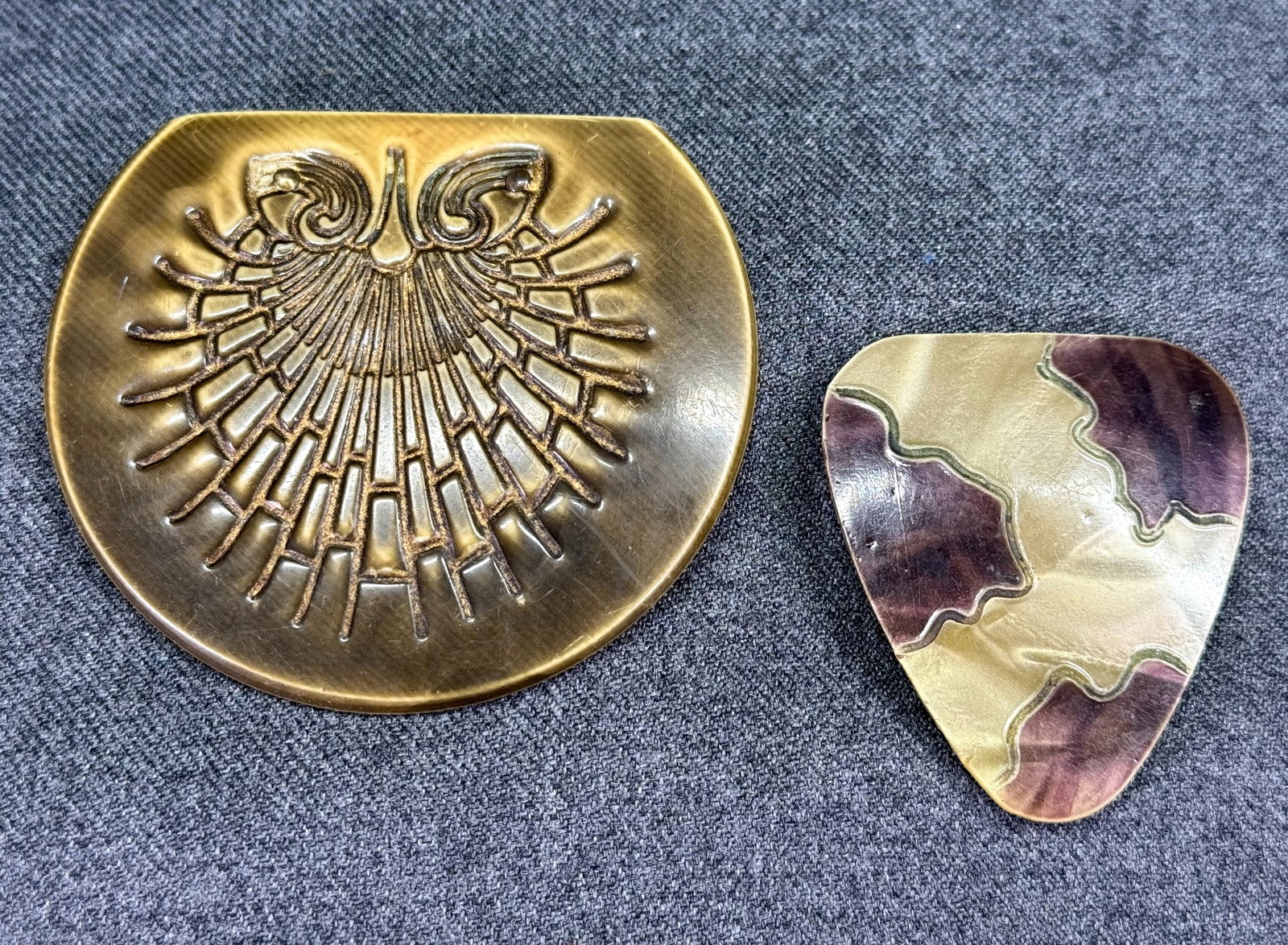 Antique assorted decorated celluloid belt buckles. Lot of 2: Antique assorted decorated celluloid belt buckles. Lot of 2. Unmarked. For measures please refer to the pictures taken with a measuring tape. Weight: 10 Grams. This is a NO RESERVE AUCTION: there are 