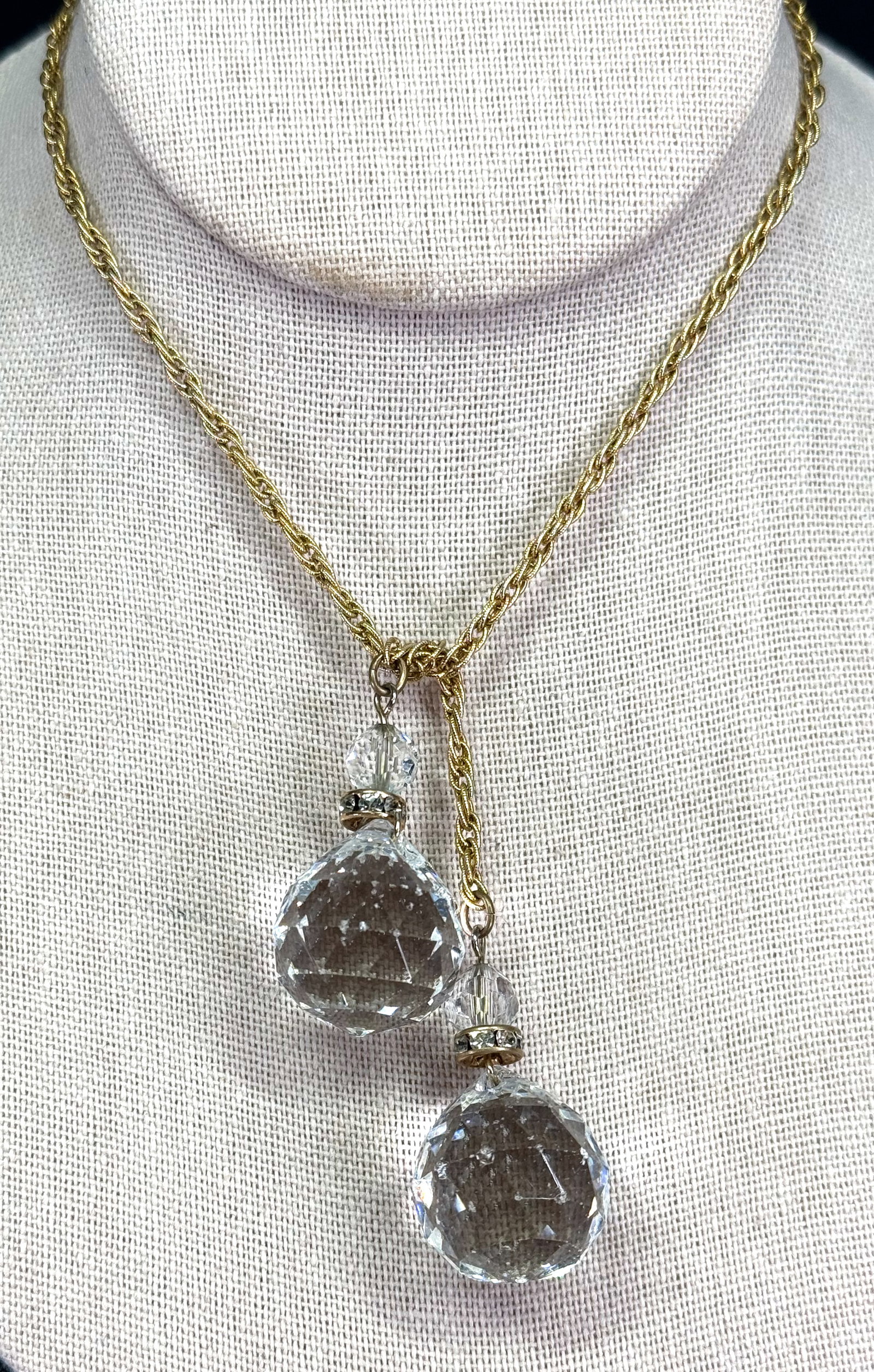 Vintage faceted clear crystals & rhinestones rondelle drops goldtone chain lariat necklace: Vintage faceted clear crystals & rhinestones rondelle drops goldtone chain lariat necklace. Unmarked. For measures please refer to the pictures taken with a measuring tape. Weight: 40 Grams. This is a