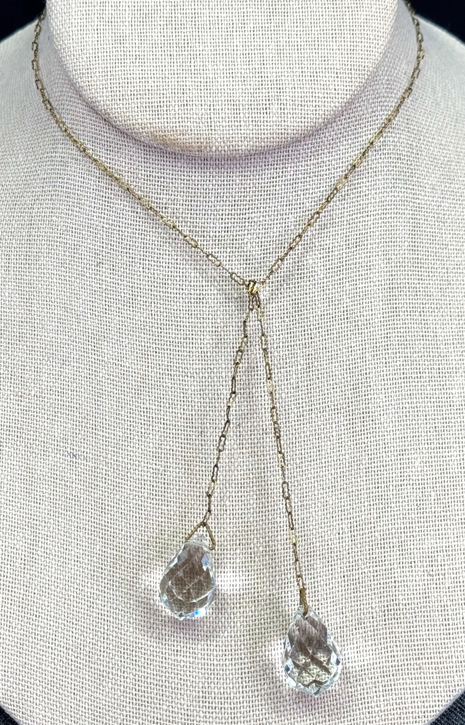 Vintage art deco faceted clear crystals drop beads golftone chain lariat necklace: Vintage art deco faceted clear crystals drop beads golftone chain lariat necklace. Unmarked. For measures please refer to the pictures taken with a measuring tape. Weight: 9 Grams. This is a NO RESERV