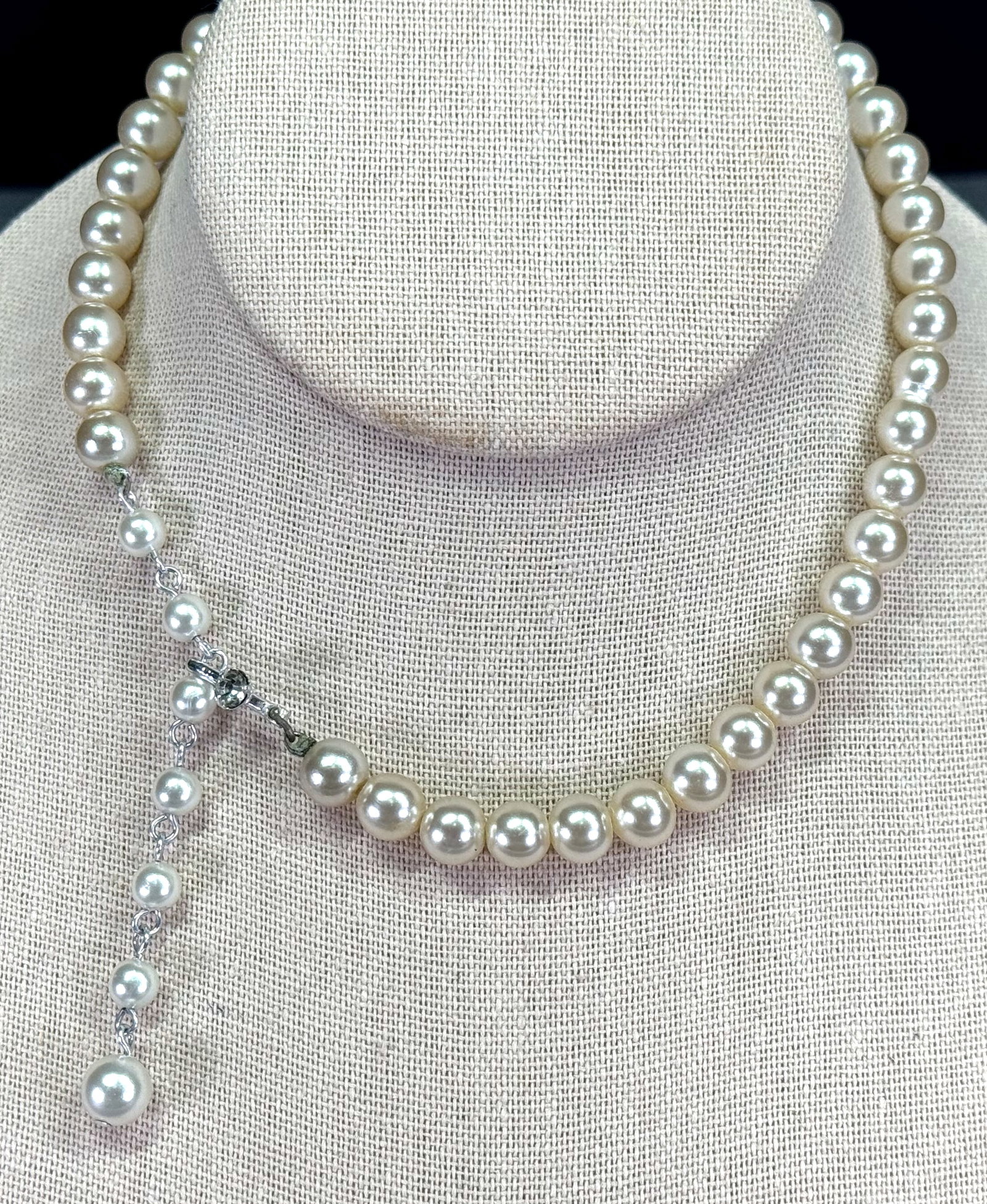 Vintage Japanese jeweled clasp pearly beads collar necklace.: Vintage Japanese jeweled clasp pearly beads collar necklace.Marked. For measures please refer to the pictures taken with a measuring tape. Weight:29 Grams. This is a NO RESERVE AUCTION: there are no h