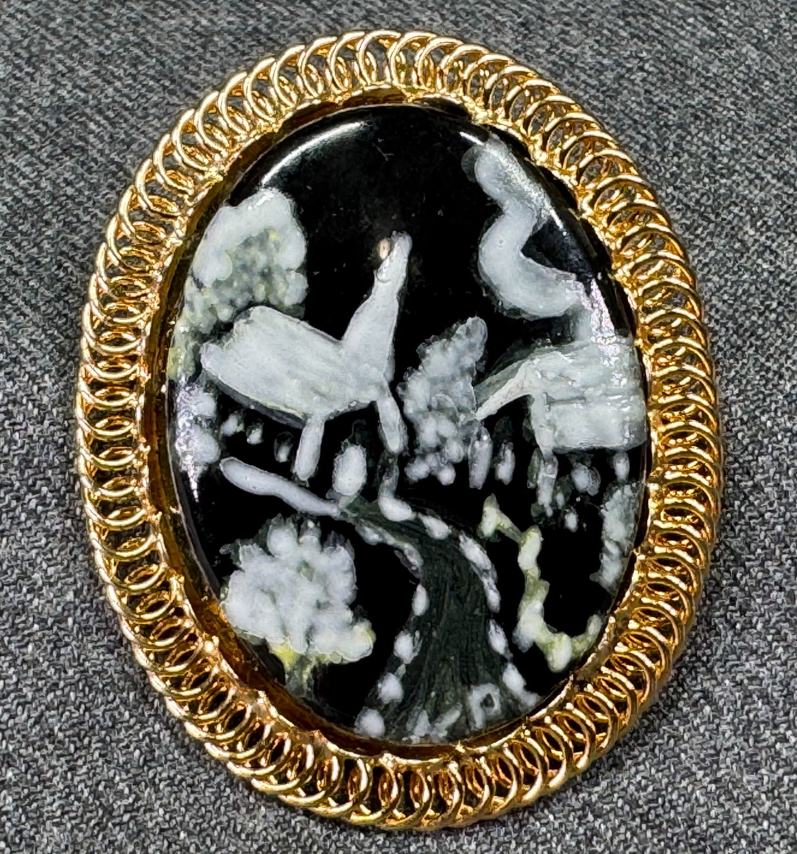 Vintage Black & white hand painted pottery landscape goldtone metal setting pin brooch: Vintage Black & white hand painted pottery landscape goldtone metal setting pin brooch. Unmarked. For measures please refer to the pictures taken with a measuring tape. Weight: 16 Grams. This is a NO