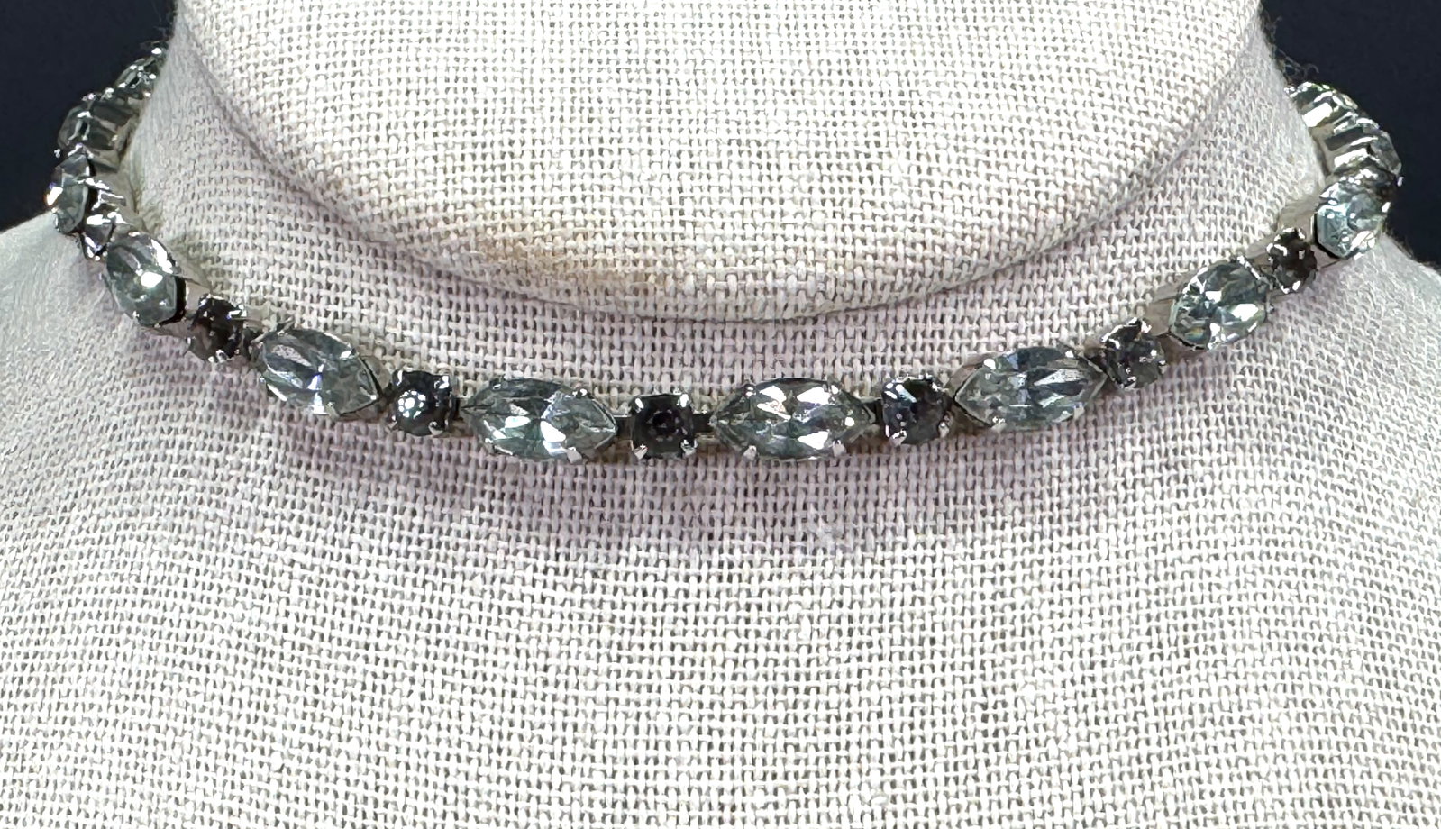 Vintage Juliana style gray & clear crystals silvertone metal choker collar necklace: Vintage Juliana style gray & clear crystals silvertone metal choker collar necklace. Unmarked. For measures please refer to the pictures taken with a measuring tape. Weight: 16 Grams. This is a NO RES