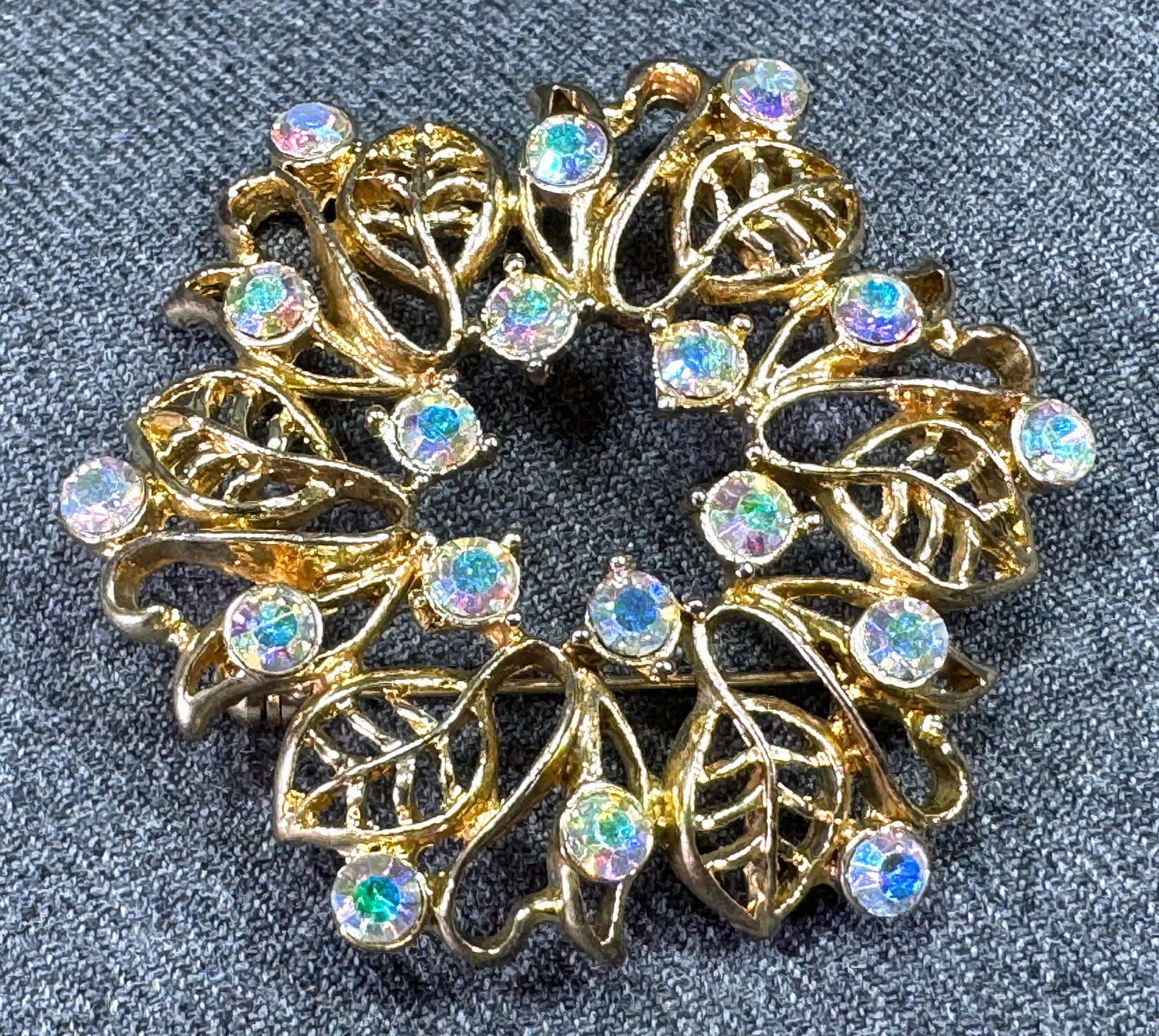 Vintage AB crystals filigree goldtone flower pin brooch: Vintage AB crystals filigree goldtone flower pin brooch. Unmarked . For measures please refer to the pictures taken with a measuring tape. Weight: 12 Grams. This is a NO RESERVE AUCTION: there are no 