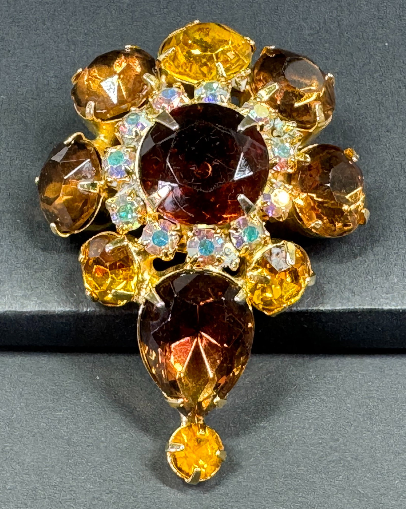 Vintage Juliana style amber color & ab crystals goldtone metal flower pin brooch pendant.: Vintage Juliana style amber color & ab crystals goldtone metal flower pin brooch pendant. Unmarked. For measures please refer to the pictures taken with a measuring tape. Weight: 20 Grams. This is a N