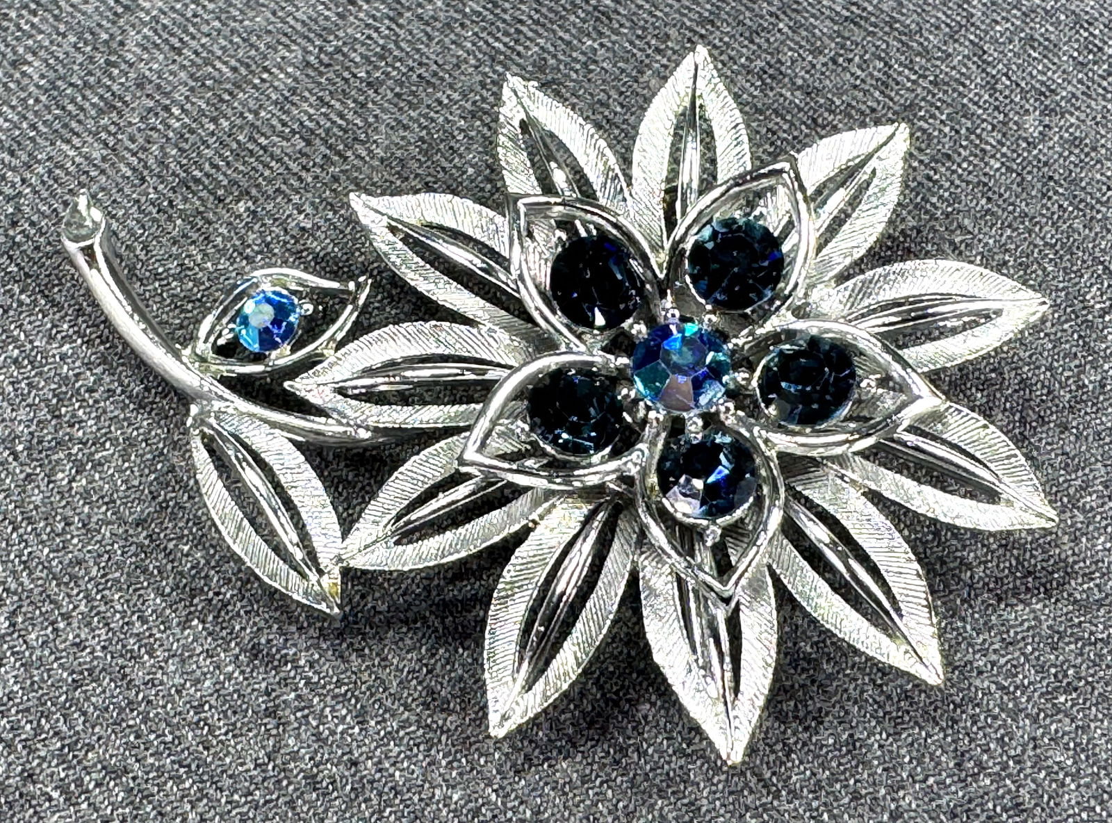 Vintage Lisner blue crystals silvertone flower pin brooch (1 of 10)