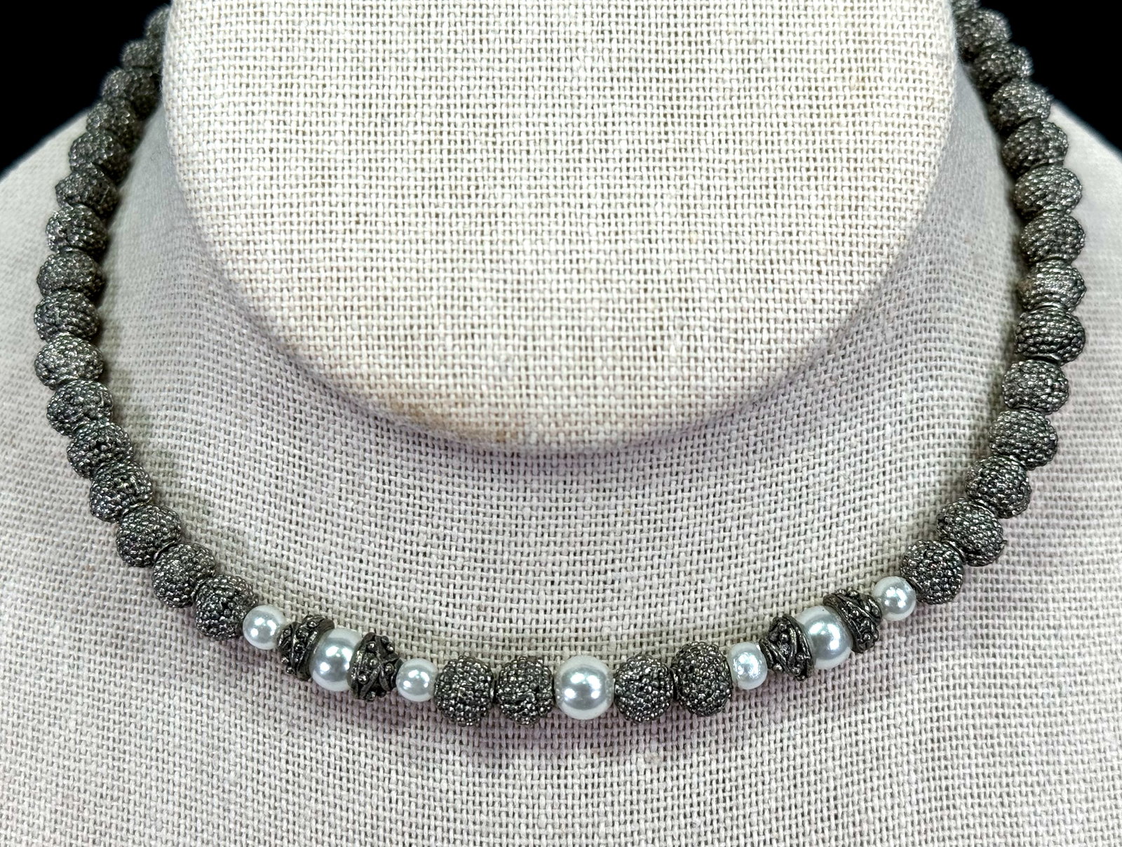 Vintage silvertone metal & faux pearls collar necklace: Vintage silvertone metal & faux pearls collar necklace. Unmarked. For measures please refer to the pictures taken with a measuring tape. Weight: 42 Grams. This is a NO RESERVE AUCTION: there are no hi