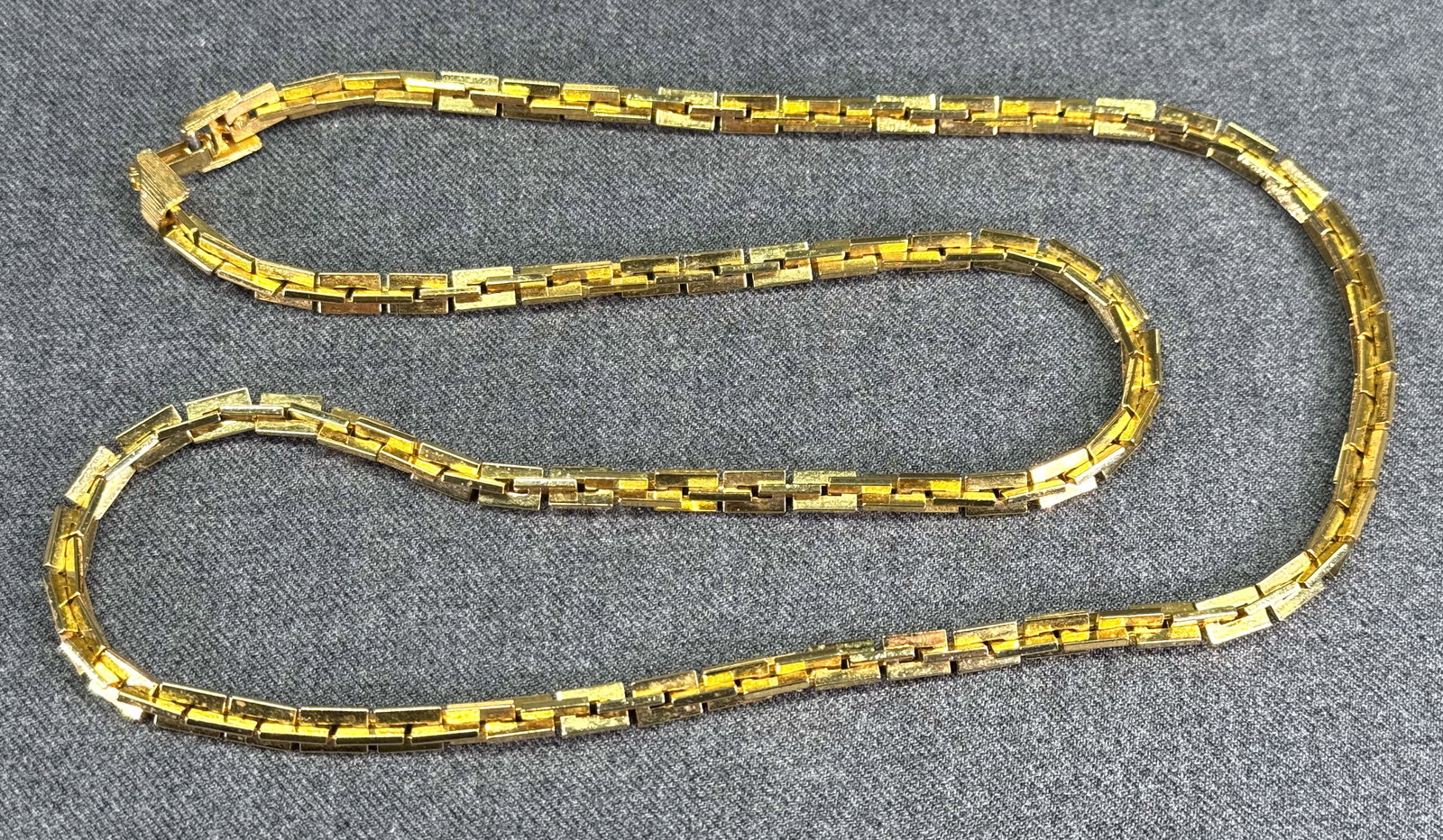 Vintage 80s goldtone heavy chain necklace: Vintage 80s goldtone heavy chain necklace. Unmarked. For measures please refer to the pictures taken with a measuring tape. Weight: 78 Grams. This is a NO RESERVE AUCTION: there are no hidden or confi