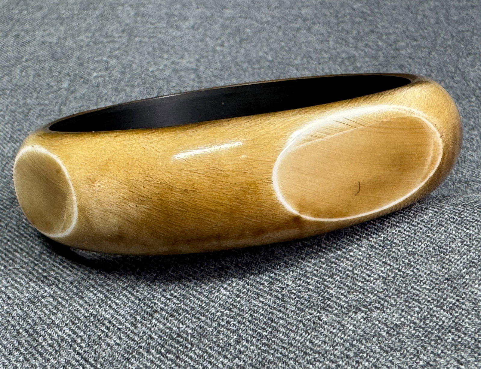 Vintage beige & brown carved & washed plastic bracelet bangle: Vintage beige & brown carved & washed plastic bracelet bangle. Unmarked. For measures please refer to the pictures taken with a measuring tape. Weight: 34 Grams. This is a NO RESERVE AUCTION: there ar