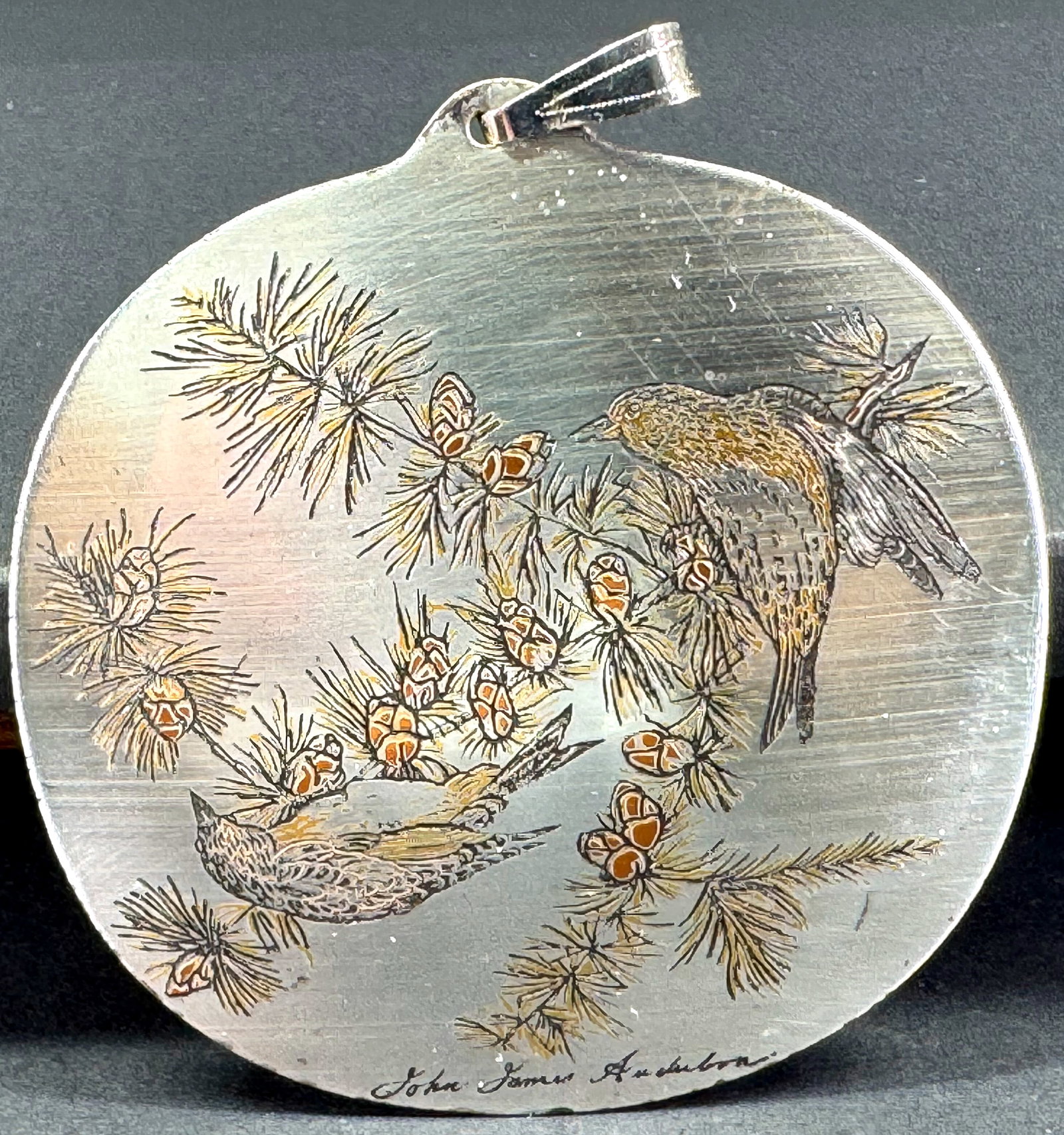 Vintage Reed & Barton Damascene John James Audubon Birds Pendant.: Vintage Reed & Barton Damascene John James Audubon Birds Pendant. Marked. For measures please refer to the pictures taken with a measuring tape. Weight: 20 Grams. This is a NO RESERVE AUCTION: there a