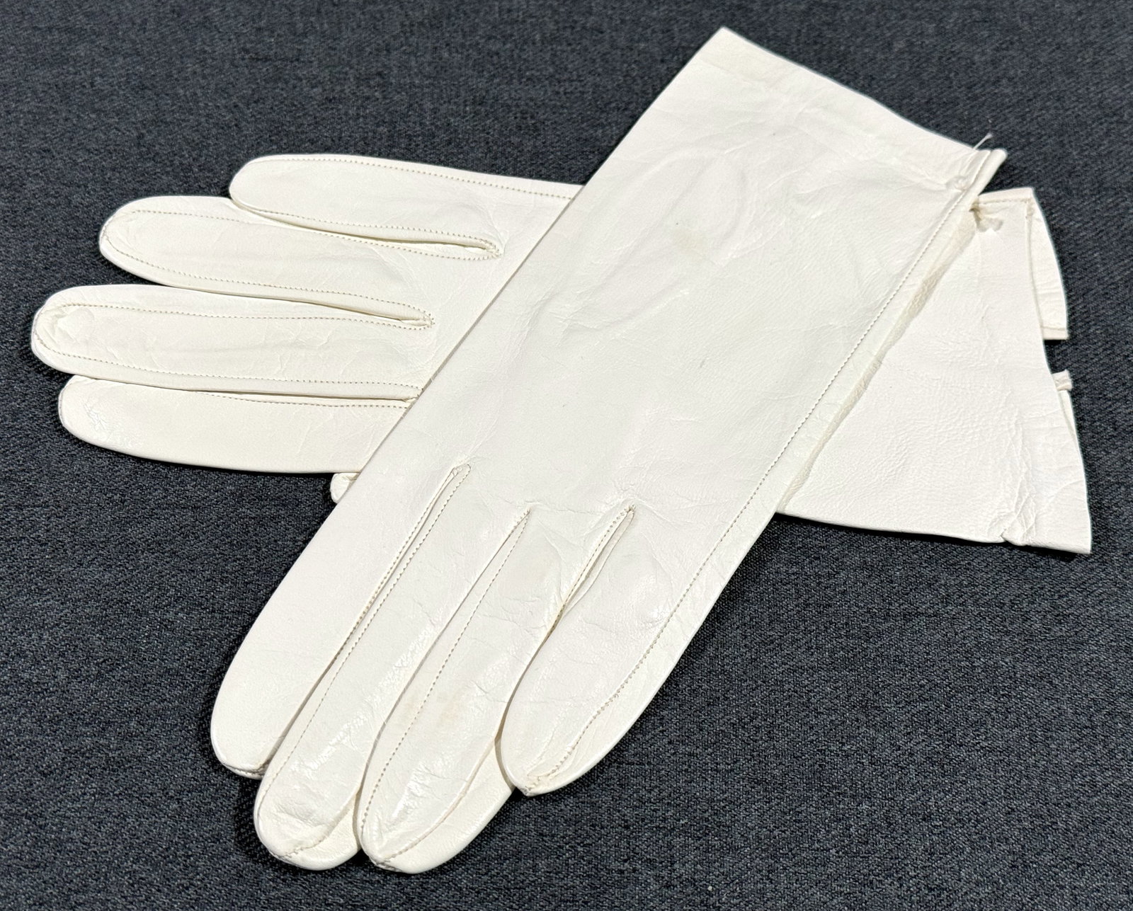Vintage unused white leather gloves: Vintage unused white leather gloves No mark. No Size. For measures please refer to the pictures taken with a measuring tape. This is a NO RESERVE AUCTION: there are no hidden or confidential reserves,