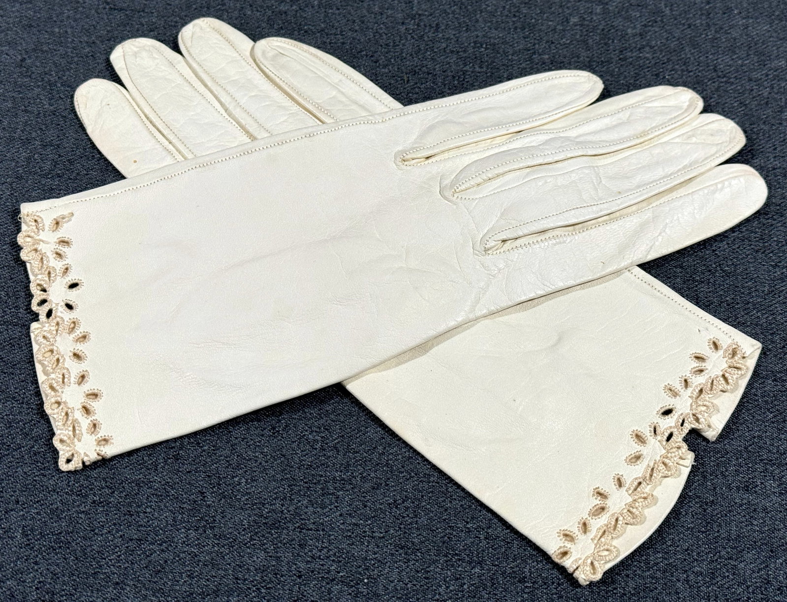 Vintage Made in Italy embroidery trim genuine leather gloves: Vintage Made in Italy embroidery trim genuine leather gloves. no Size. Marked. For measures please refer to the pictures taken with a measuring tape. This is a NO RESERVE AUCTION: there are no hidden 