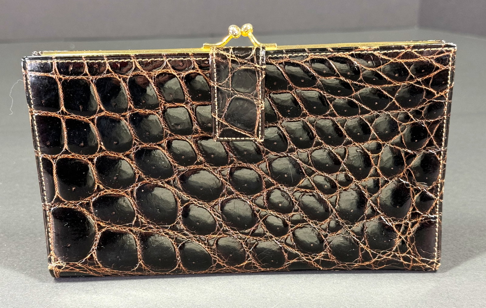 Vintage Bond Street Italy brown alligator bifold wallet.: Vintage Bond Street Italy brown alligator bifold wallet. The interior with spaces in genuine leather and fabric. Change purse with goldtone metal frame and clasp. Monogrammed in the interior A.L.L. Fo