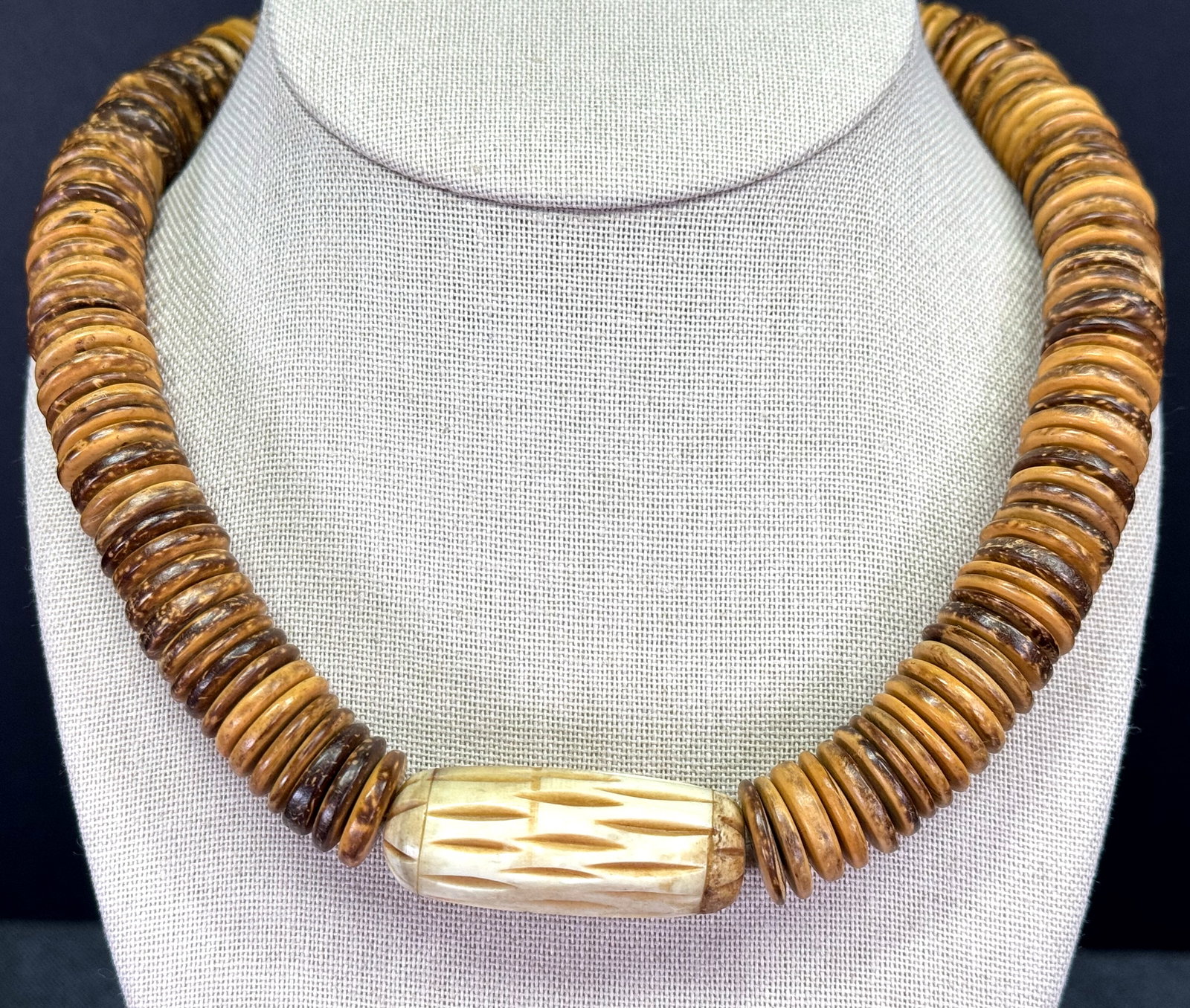 Vintage ethnic style carved bone & dyed coconut beads collar necklace: Vintage ethnic style carved bone & dyed coconut beads collar necklace. Unmarked. For measures please refer to the pictures taken with a measuring tape. Weight: 78 Grams. IN HOUSE Estimated* shipping a