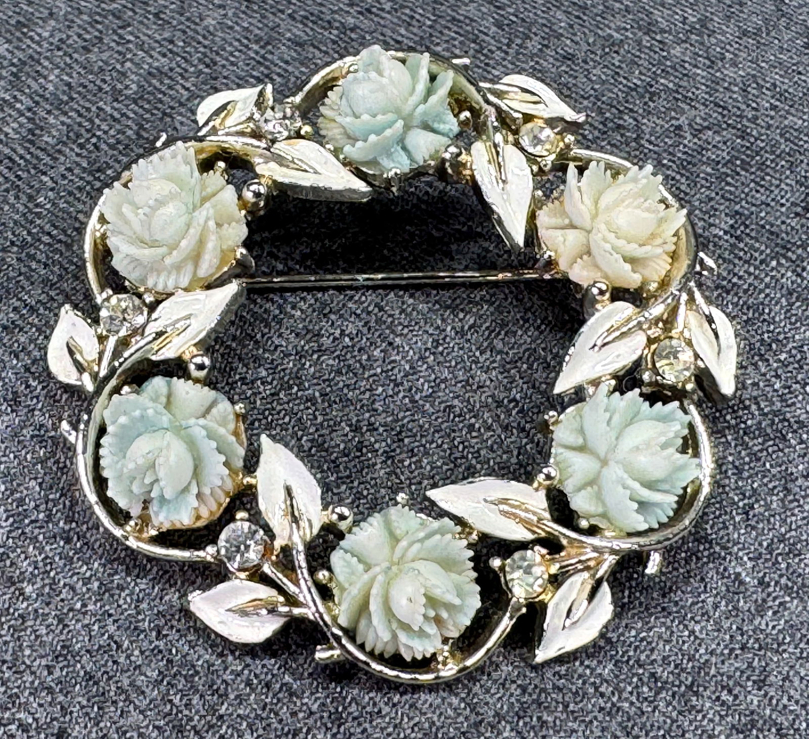 Vintage Coro style plastic flowers, enameled leaves, clear rhinestones goldtone wreath pin brooch: Vintage Coro style plastic flowers, enameled leaves, clear rhinestones goldtone wreath pin brooch. Unmarked. For measures please refer to the pictures taken with a measuring tape. Weight: 20 Grams. IN