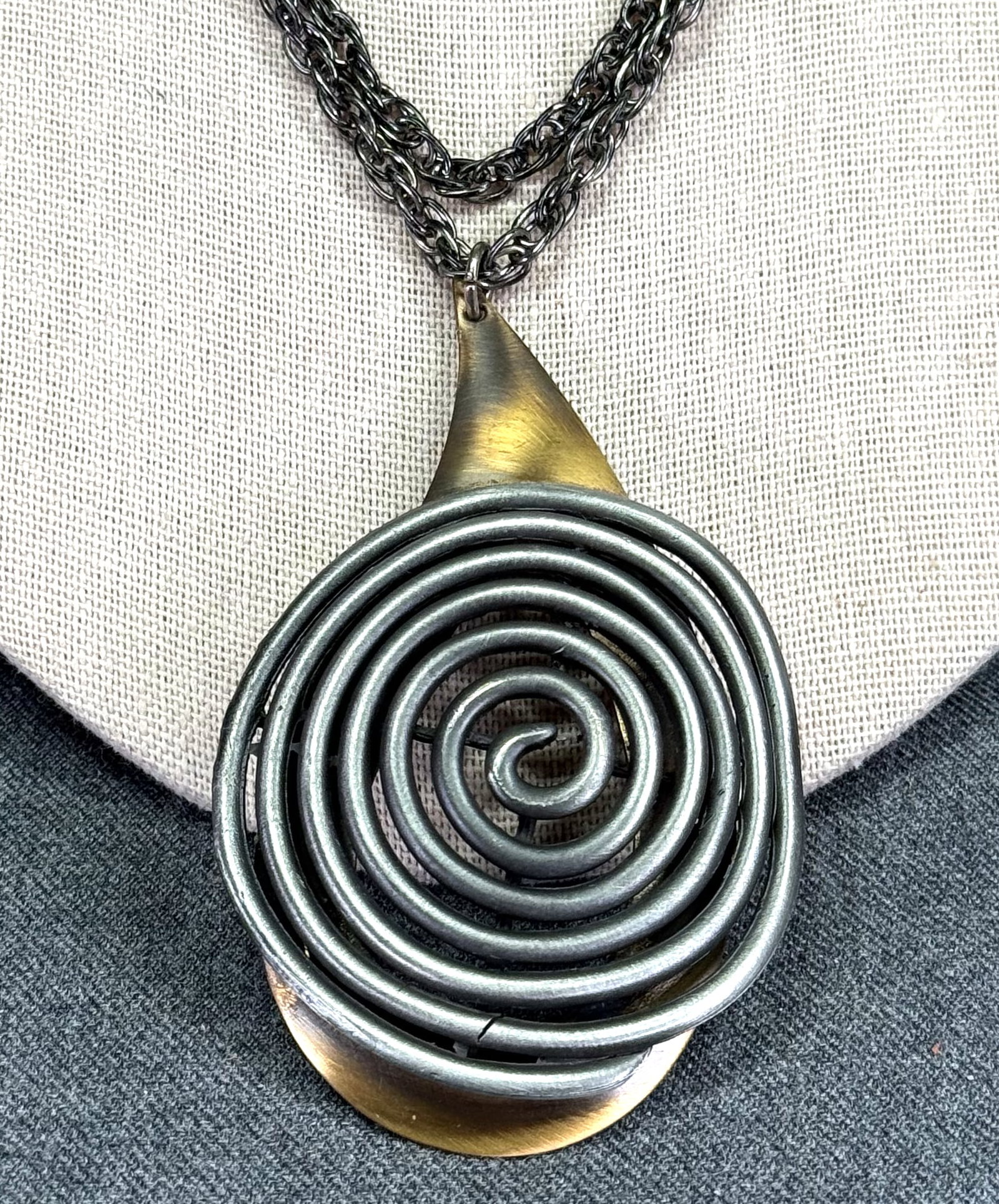 Vintage 80s gunmetal & bronze color pendant with chain strap necklace: Vintage 80s gunmetal & bronze color pendant with chain strap necklace. For measures please refer to the pictures taken with a measuring tape. Weight: 47 Grams. This is a NO RESERVE AUCTION: there are 