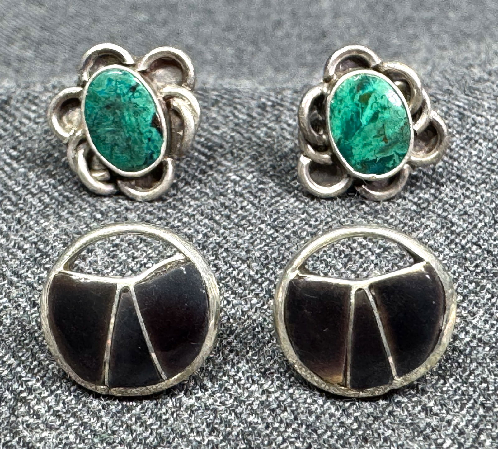 Vintage native american style green chrysocolla inlaid & horn inlaid sterling silver stud earrings: Vintage native american style green chrysocolla inlaid & horn inlaid sterling silver stud earrings. Unmarked. For measures please refer to the pictures taken with a measuring tape. Weight: 4.34 Grams.
