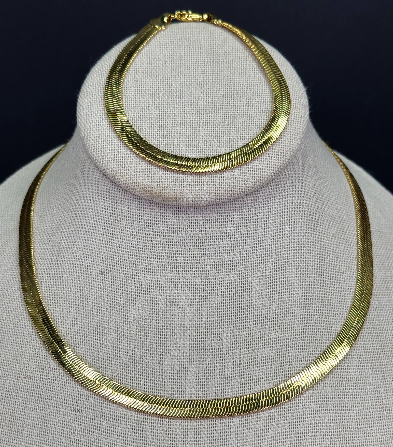 Vintage 80s goldtone snake chain necklace & matching bracelet: Vintage 80s goldtone snake chain necklace & matching bracelet. Unmarked For measures please refer to the pictures taken with a measuring tape. Weight: 27 Grams. This is a NO RESERVE AUCTION: there are