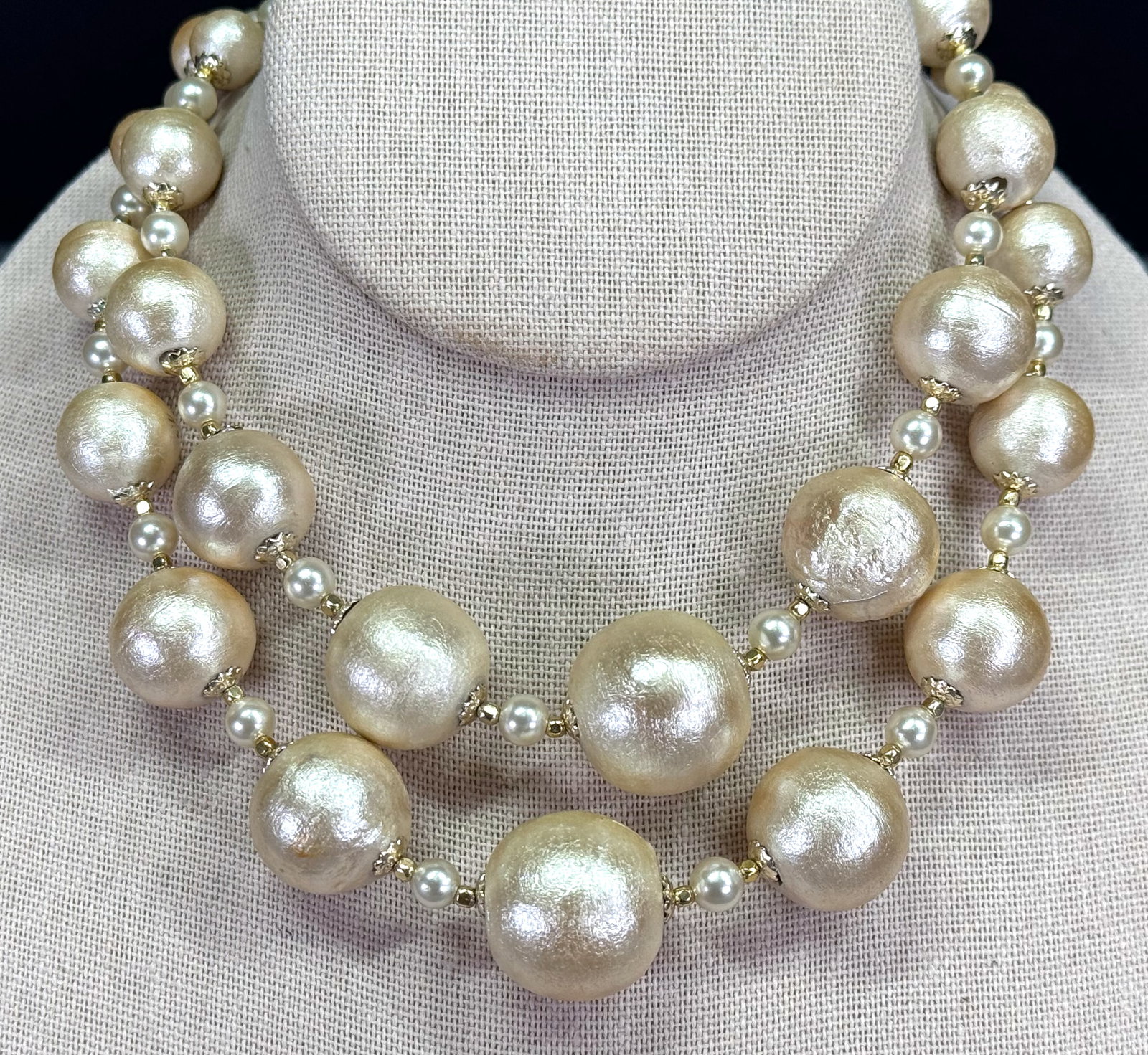 Vintage pearly plastic, goldtone metal 2 strands beaded necklace: Vintage pearly plastic, goldtone metal 2 strands beaded necklace. Unmarked. For measures please refer to the pictures taken with a measuring tape. Weight: 37 Grams This is a NO RESERVE AUCTION: there 