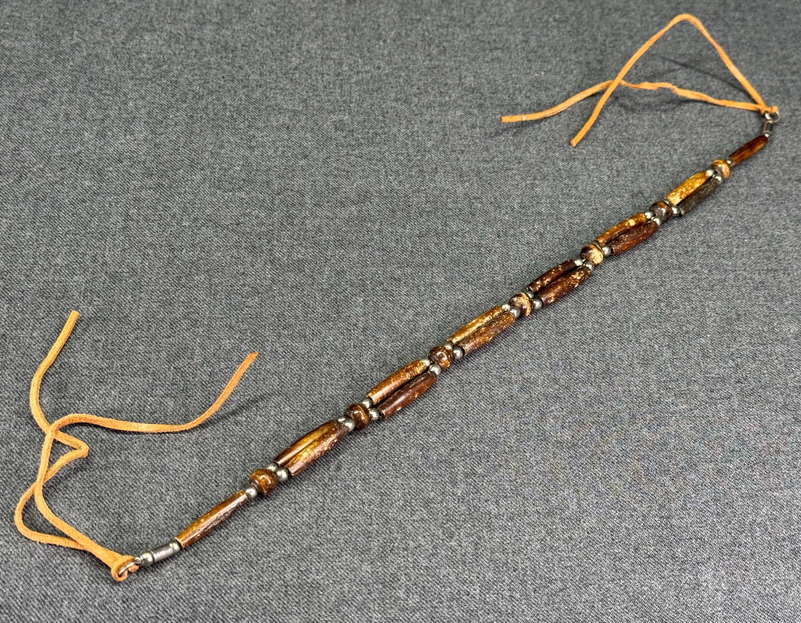 Vintage Native American Style brown hairpipe buffalo bone & silver beaded necklace: Vintage Native American Style brown hairpipe buffalo bone & silver beaded necklace. Unmarked. For measures please refer to the pictures taken with a measuring tape. Weight: 22 Grams. This is a NO RESE