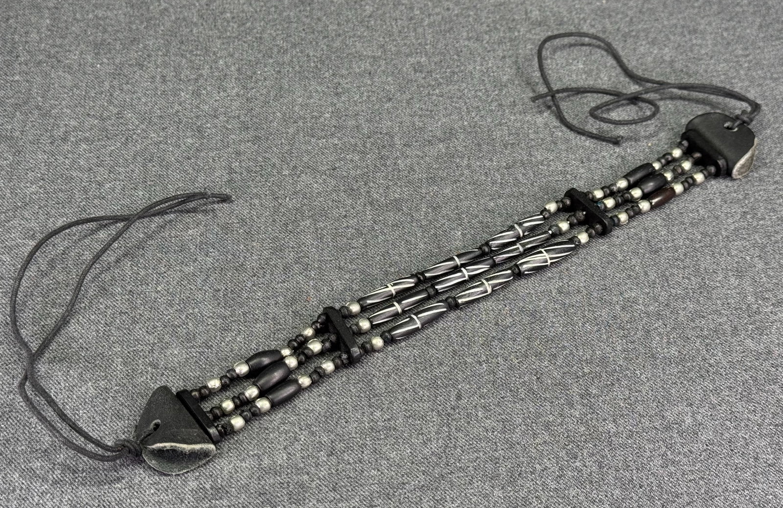Vintage Native American Style black hairpipe buffalo bone, silver & wooden beaded necklace: Vintage Native American Style black hairpipe buffalo bone, silver & wooden beaded necklace. Unmarked. For measures please refer to the pictures taken with a measuring tape. Weight: 27 Grams. This is a