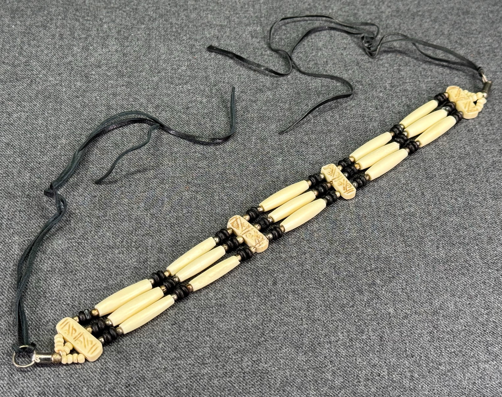 Vintage Native American Style hairpipe buffalo bone & metal beaded necklace: Vintage Native American Style hairpipe buffalo bone & metal beaded necklace. Unmarked. For measures please refer to the pictures taken with a measuring tape. Weight: 28 Grams. This is a NO RESERVE AUC