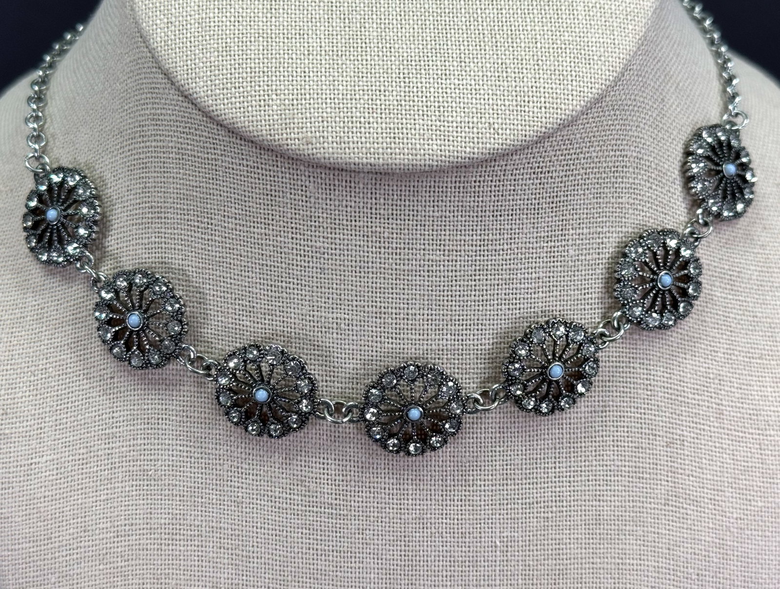 Clear rhinestones silvertone flowers collar necklace: Clear rhinestones silvertone flowers collar necklace . Unmarked. For measures please refer to the pictures taken with a measuring tape. Weight: 16 Grams. This is a NO RESERVE AUCTION: there are no hid