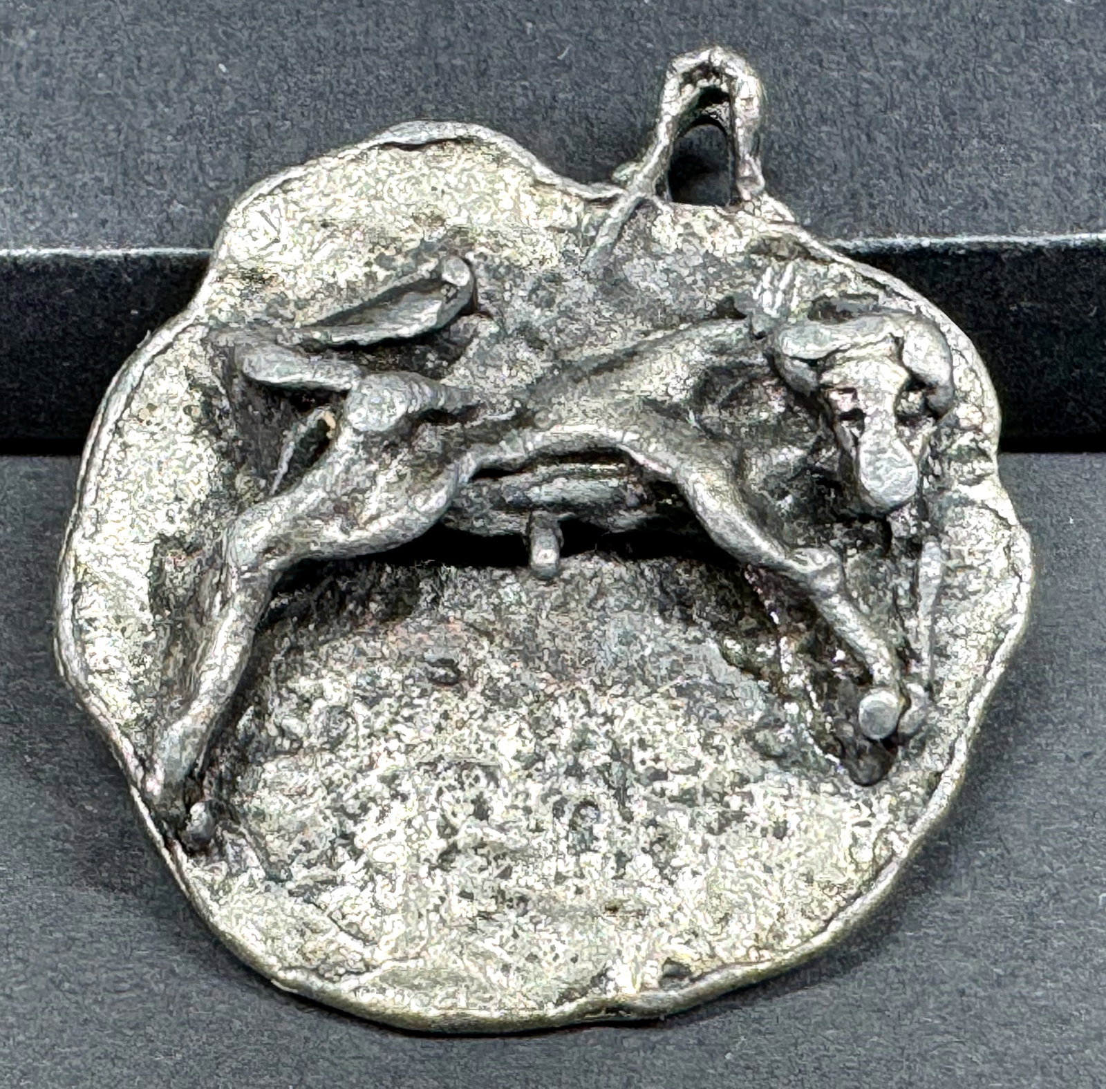 Vintage brutalist artsy pewter animal pendant. Unmarked.: Vintage brutalist artsy pewter animal pendant. Unmarked. For measures please refer to the pictures taken with a measuring tape. Weight: 25 Grams. This is a NO RESERVE AUCTION: there are no hidden or c