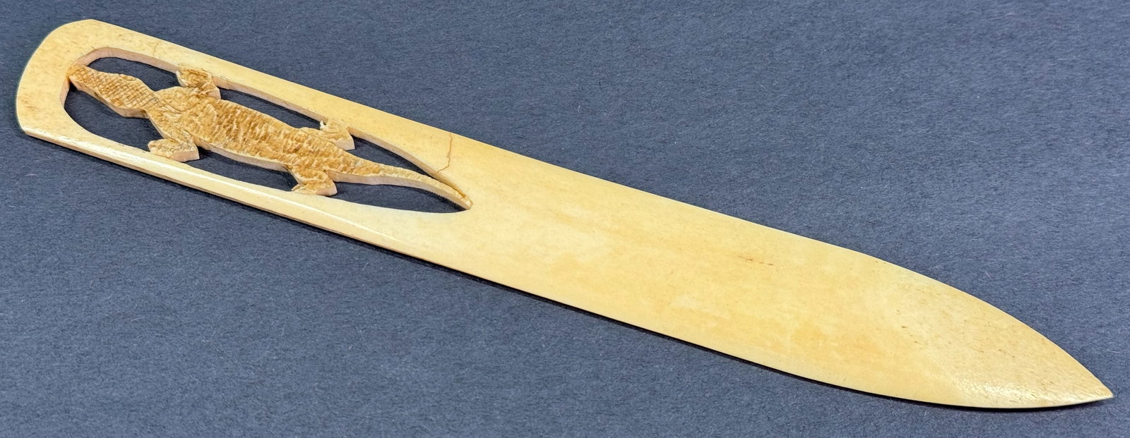 Vintage Florida Souvenir carved alligator bone Letter Opener.: Vintage Florida Souvenir carved alligator bone Letter Opener. For measures please refer to the pictures taken with a measuring tape. Weight: 16 Grams. This is a NO RESERVE AUCTION: there are no hidden