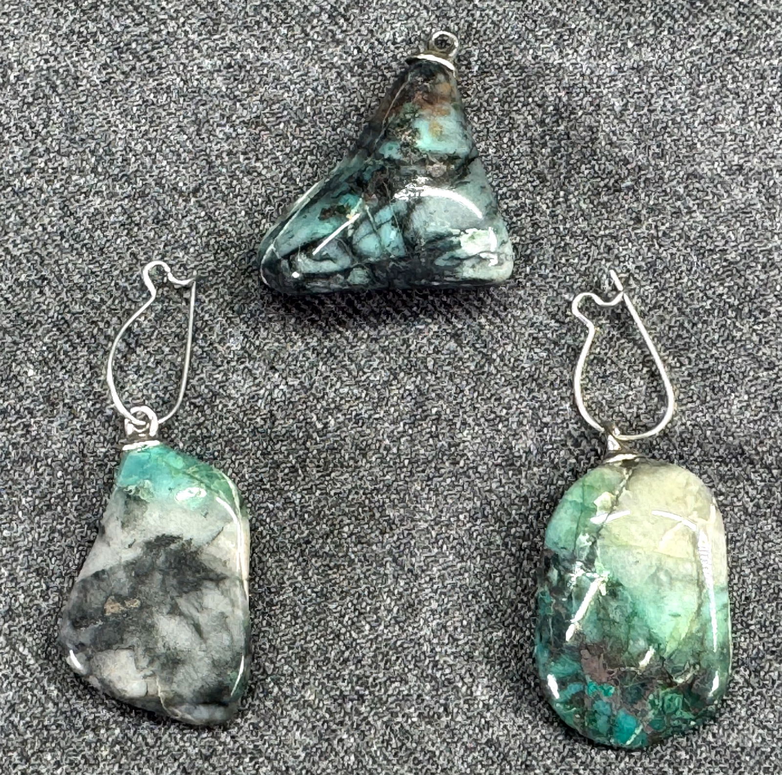 Vintage tumbled emerald stone pendant and pierced earrings (1 of 5)