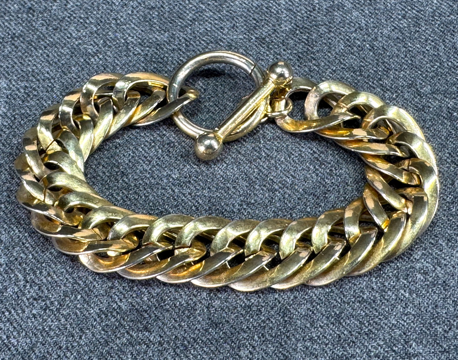 Vintage goldtone metal toggle clasp chain bracelet: Vintage goldtone metal toggle clasp chain bracelet . Unmarked. For measures please refer to the pictures taken with a measuring tape. Weight: 41 Grams. IN HOUSE Estimated* shipping and handling cost w
