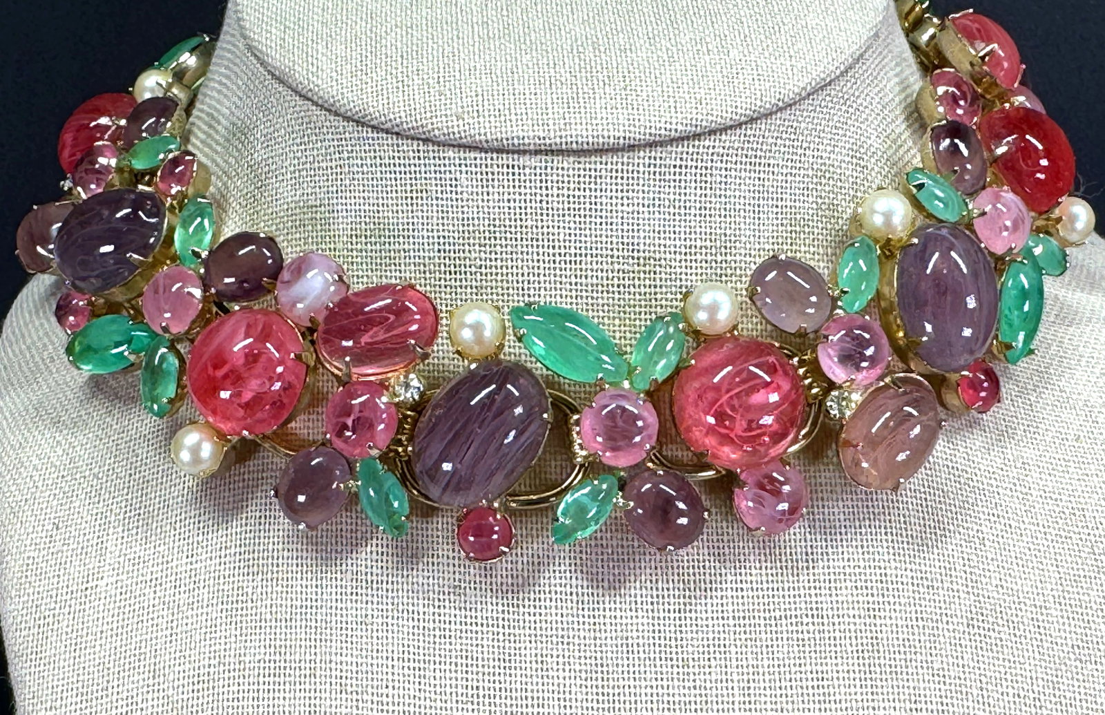Vintage Juliana art glass cabochons & pearly beads goldtone choker necklace: Vintage Juliana art glass cabochons & pearly beads goldtone choker necklace. Unmarked. For measures please refer to the pictures taken with a measuring tape. Weight: 135 Grams. IN HOUSE Estimated* shi