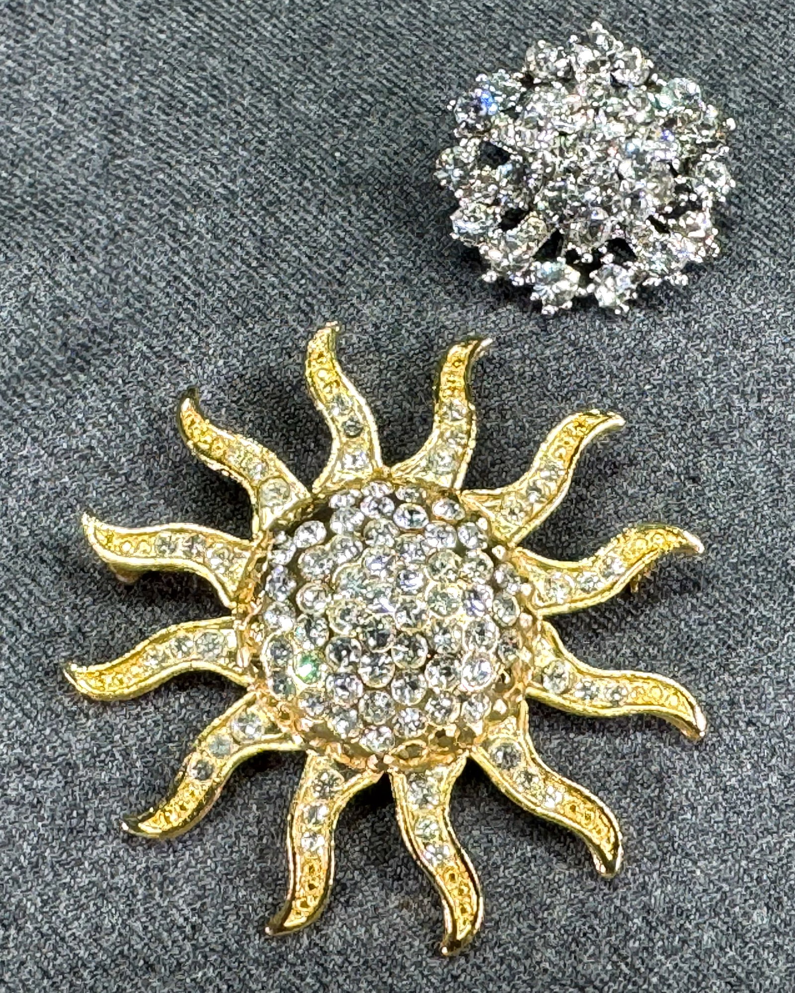 Vintage 80s clear rhinestones goldtone sun and silvertone flower pin brooches: Vintage 80s clear rhinestones goldtone sun and silvertone flower pin brooches. Unmarked. For measures please refer to the pictures taken with a measuring tape. Weight: 37 Grams. IN HOUSE Estimated* sh