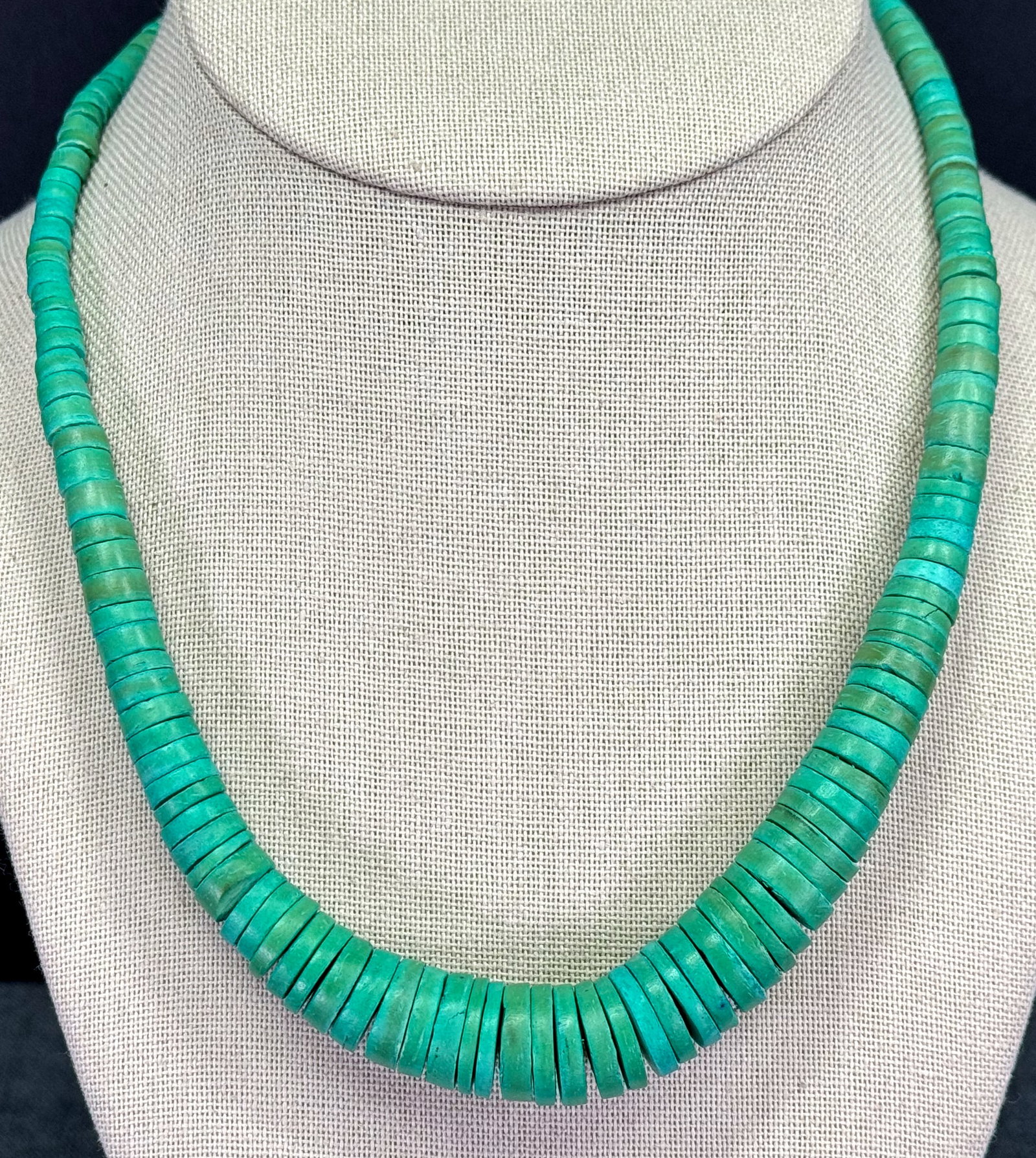 Vintage ethnic style graduated dyed green turquoise coconut beaded collar necklace: Vintage ethnic style graduated dyed green turquoise coconut beaded collar necklace Unmarked. For measures please refer to the pictures taken with a measuring tape. Weight: 22 Grams. IN HOUSE Estimated