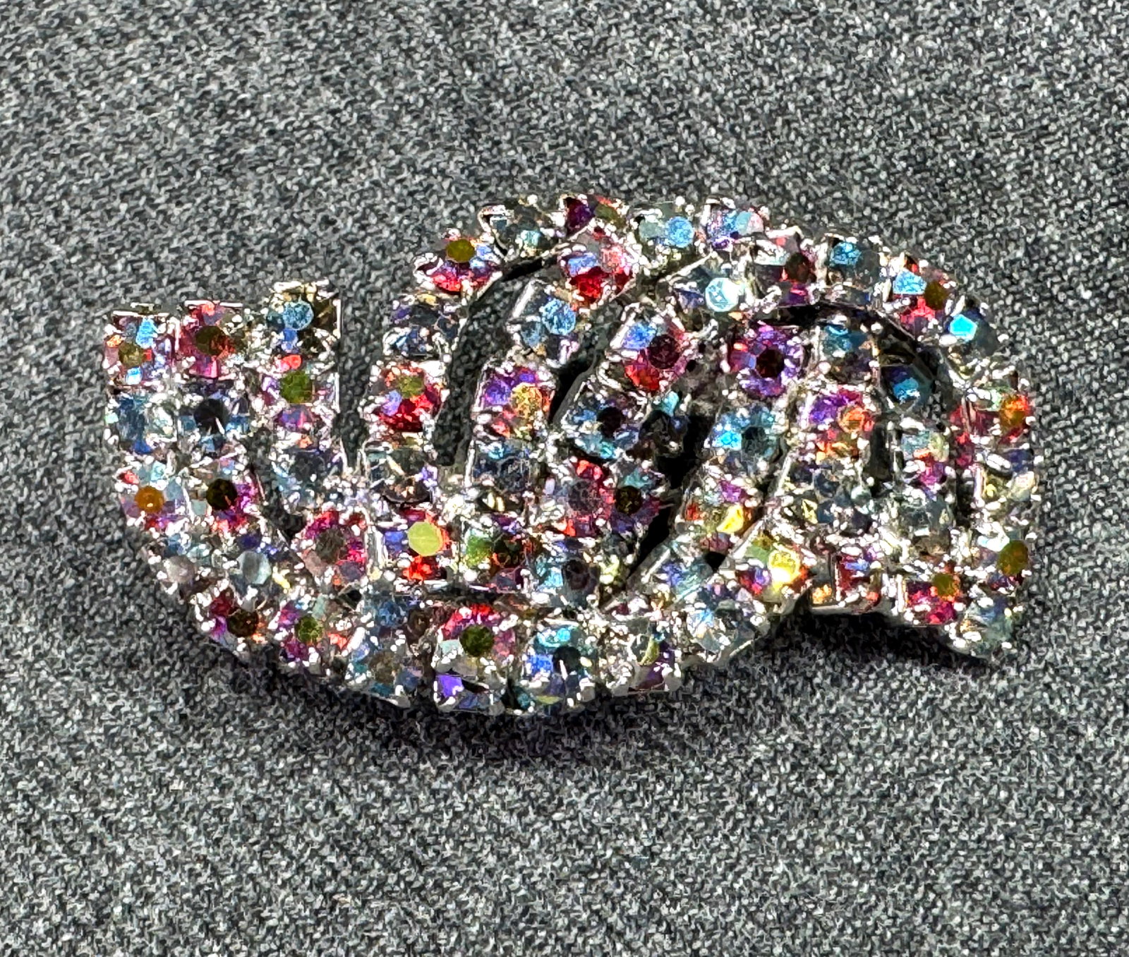 Vintage AB multicolor crystals silvertone metal swirl pin brooch: Vintage AB multicolor crystals silvertone metal swirl pin brooch. Unmarked. For measures please refer to the pictures taken with a measuring tape. Weight: 11 Grams. This is a NO RESERVE AUCTION: there