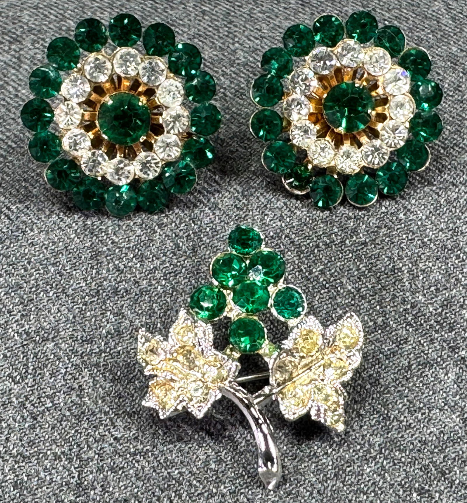 Vintage green & clear rhinestones silvertone Coro grape cluster brooch & goldtone earrings: Vintage green & clear rhinestones silvertone Coro grape cluster pin brooch & unbranded goldtone rounded screw back earrings. The brooch is marked Coro, the earrings are unmarked. For measures please r