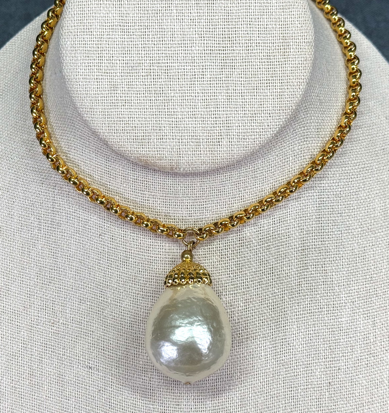 Vintage 80s pearly bead drop pendant long goldtone chain necklace: Vintage 80s pearly bead drop pendant long goldtone chain necklace. Unmarked. For measures please refer to the pictures taken with a measuring tape. Weight: 40 Grams. This is a NO RESERVE AUCTION: ther