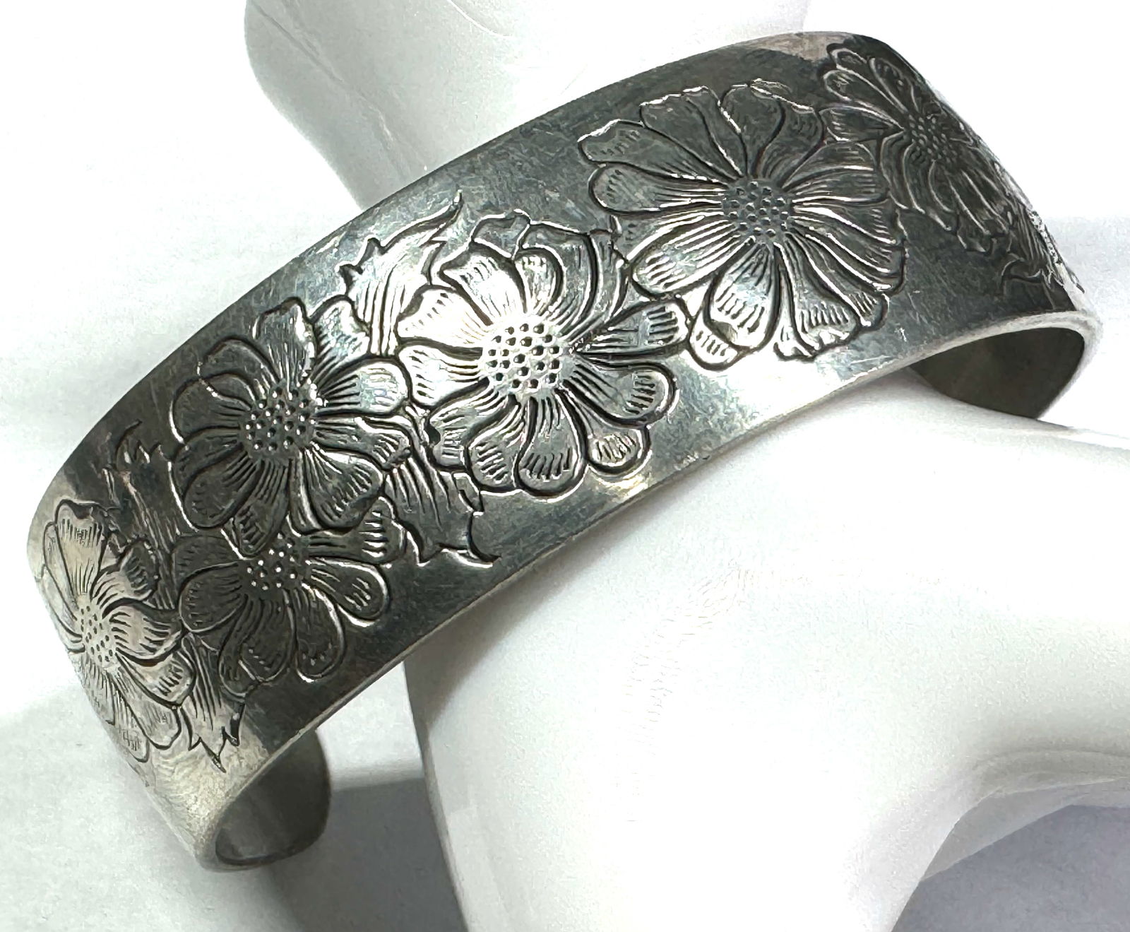 Vintage Kirk Pewter 900-9 Aster engraved flowers silvertone cuff bracelet. (1 of 12)