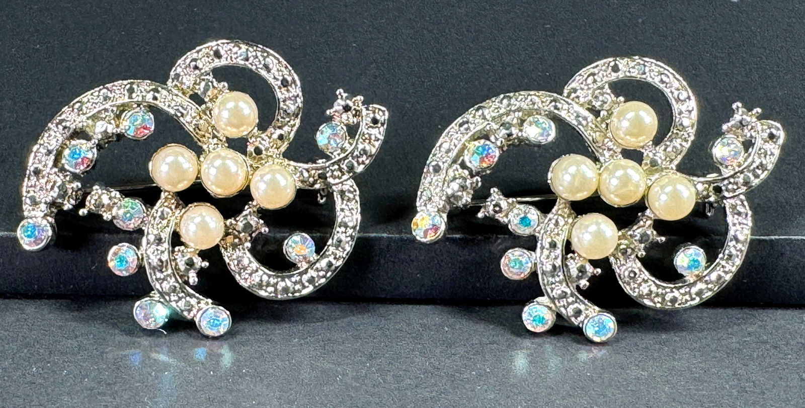 Vintage AB & clear rhinestones, faux pearls, silvertone metal pin brooches. Lot of 2.: Vintage AB & clear rhinestones, faux pearls, silvertone metal pin brooches. Lot of 2. Unmarked. For measures please refer to the pictures taken with a measuring tape. Weight: 25 Grams. This is a NO RE