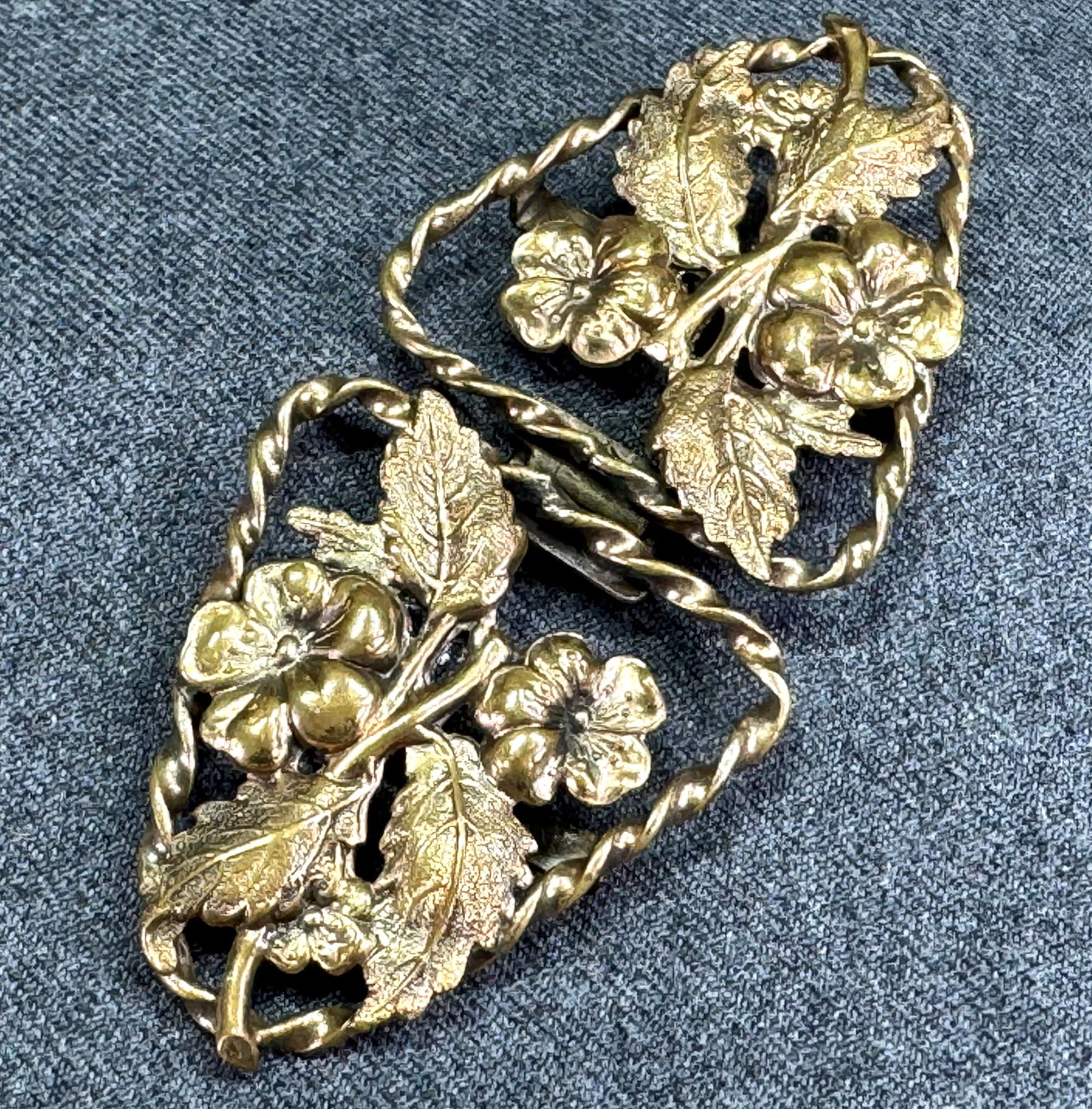 Antique flowers & leaves goldtone metal belt buckle: Antique flowers & leaves goldtone metal belt buckle. Unmarked. For measures please refer to the pictures taken with a measuring tape. Weight: 15 Grams. This is a NO RESERVE AUCTION: there are no hidde