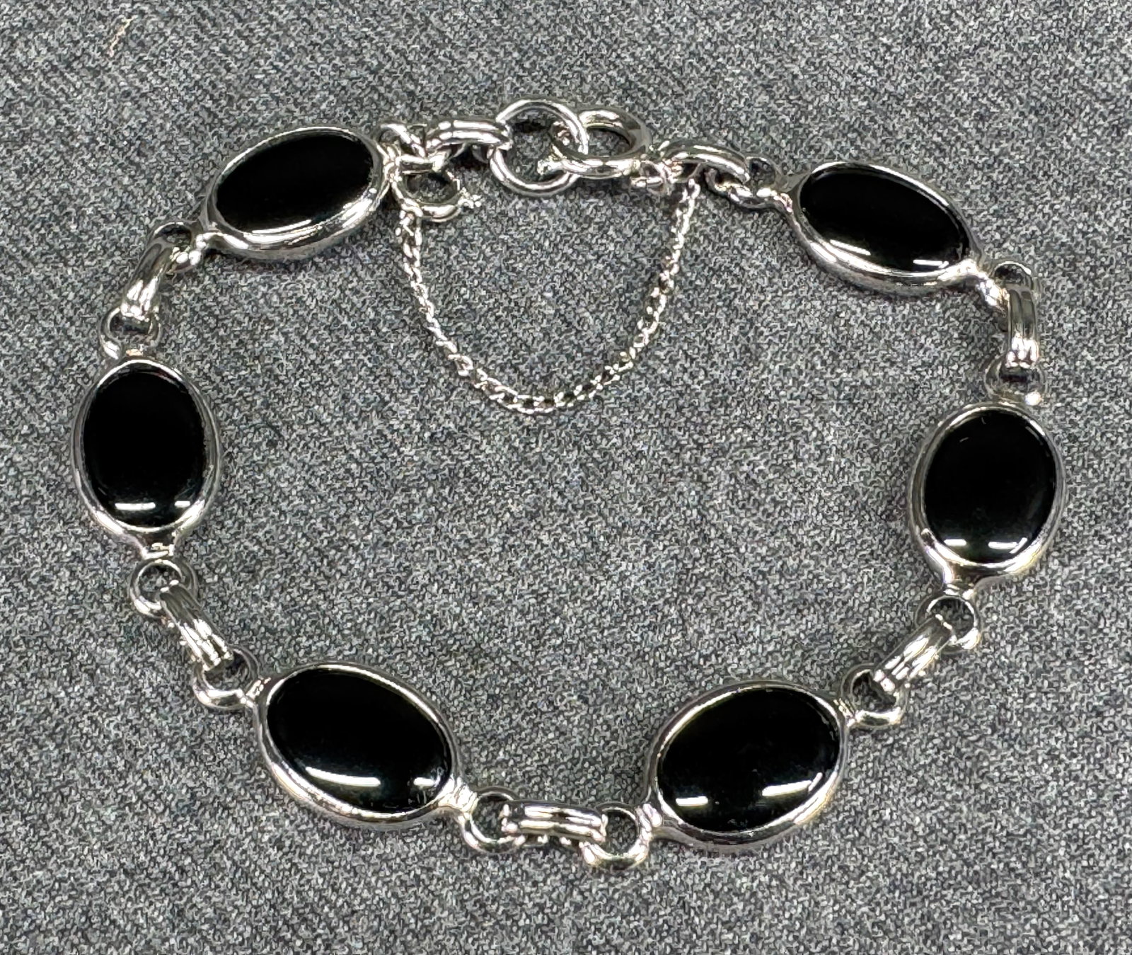 Vintage black glass bezel set cabs silverone bracelet: Vintage black glass bezel set cabs silverone bracelet. Unmarked. Security chain. For measures please refer to the pictures taken with a measuring tape. Weight: 10 Grams. IN HOUSE Estimated* shipping a