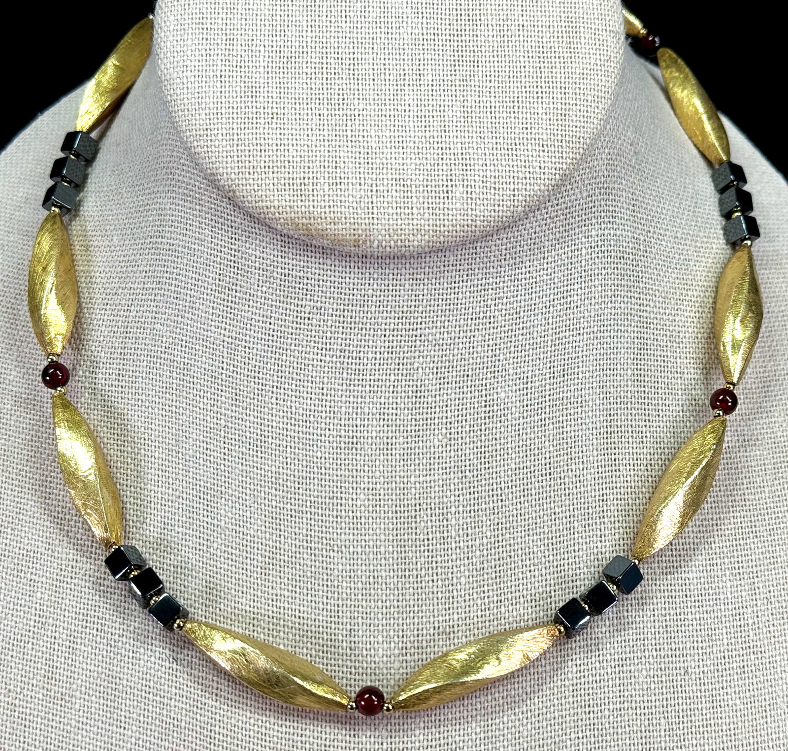 Vintage artsy gilt brushed sterling, hematite and agate collar necklace: Vintage artsy gilt brushed sterling, hematite and agate collar necklace. Marked 925 on clasp. For measures please refer to the pictures taken with a measuring tape. Weight: 31.13 Grams. This is a NO R
