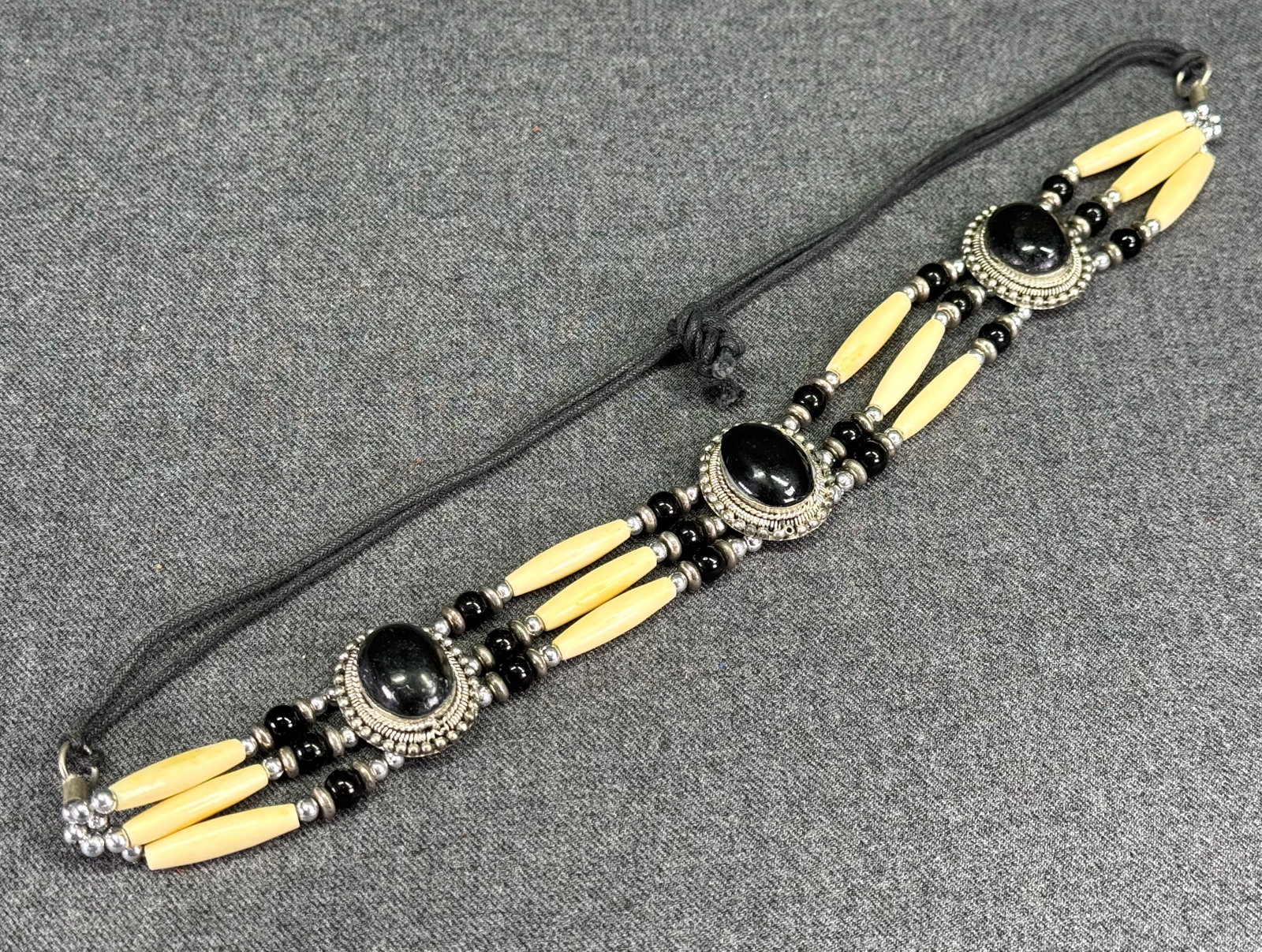 Vintage Native American Style hairpipe buffalo bone, glass & metal medallions beaded necklace: Vintage Native American Style hairpipe buffalo bone, glass & metal medallions beaded necklace. Unmarked. For measures please refer to the pictures taken with a measuring tape. Weight: 41 Grams. This i