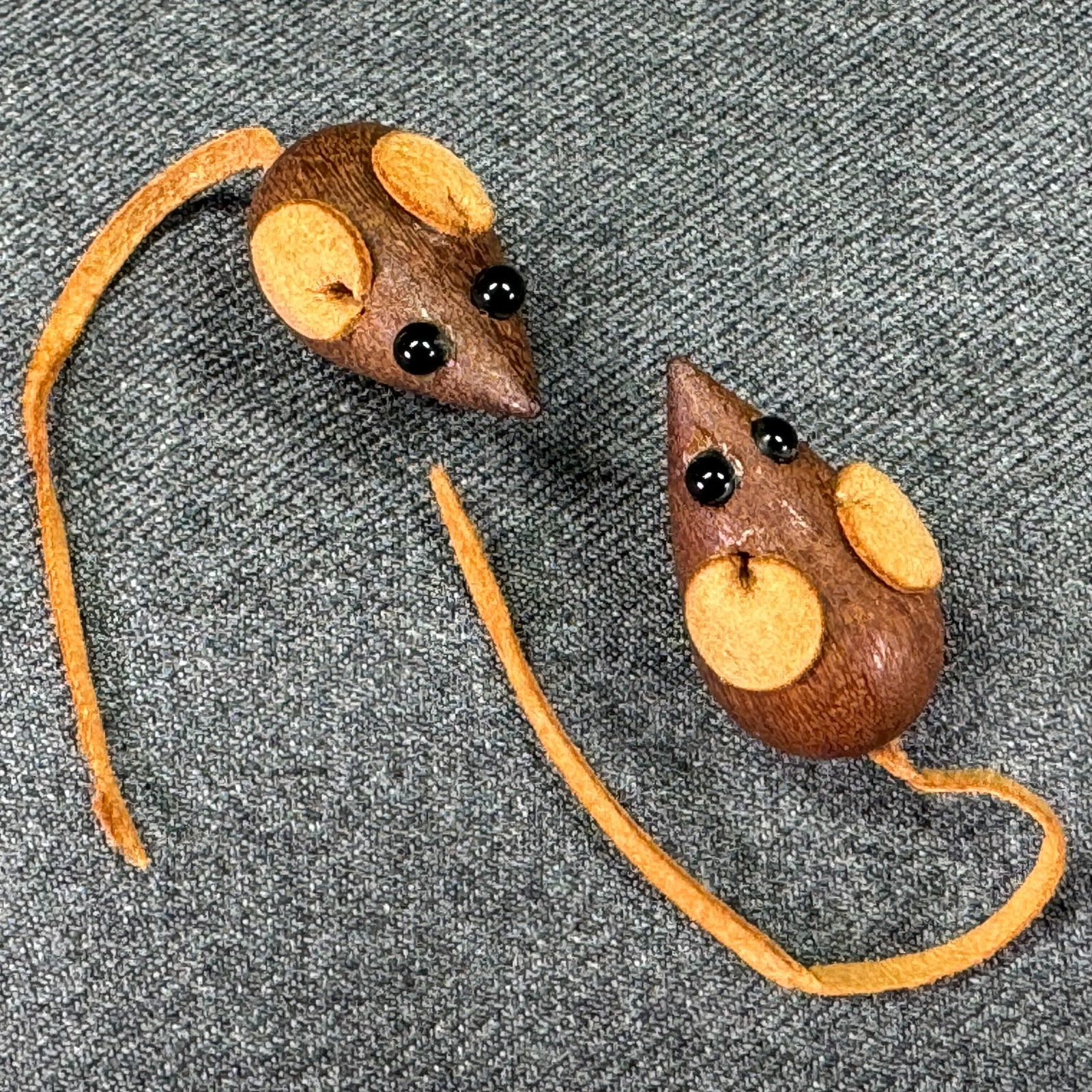 Vintage MCM Danish Laurids Lonborg glass, leather wood miniature mouse pin brooches. Lot of 2 .: Vintage MCM Danish Laurids Lonborgglass eyes, leathertail & ears wood miniature mouse pin brooches. Lot of 2 .Unmarked. For measures please refer to the pictures taken with a measuring tape. Weight: 5