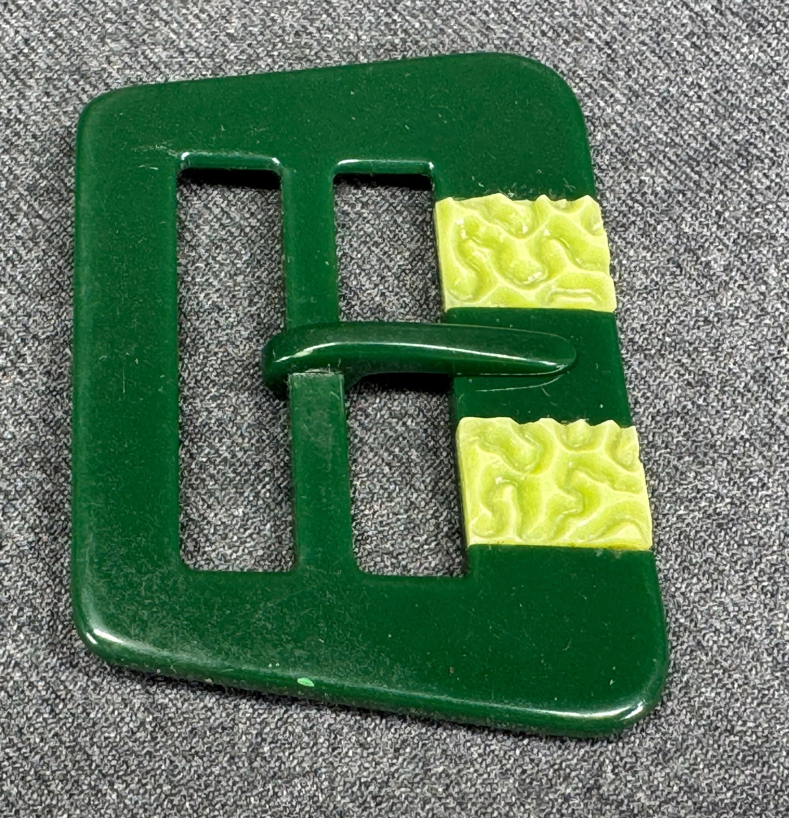 Vintage Czech art deco flapper inlaid clear green celluloid belt buckle: Vintage Czech art deco flapper inlaid clear green celluloid belt buckle. Unmarked For measures please refer to the pictures taken with a measuring tape. Weight:10 Grams . IN HOUSE Estimated* shipping 