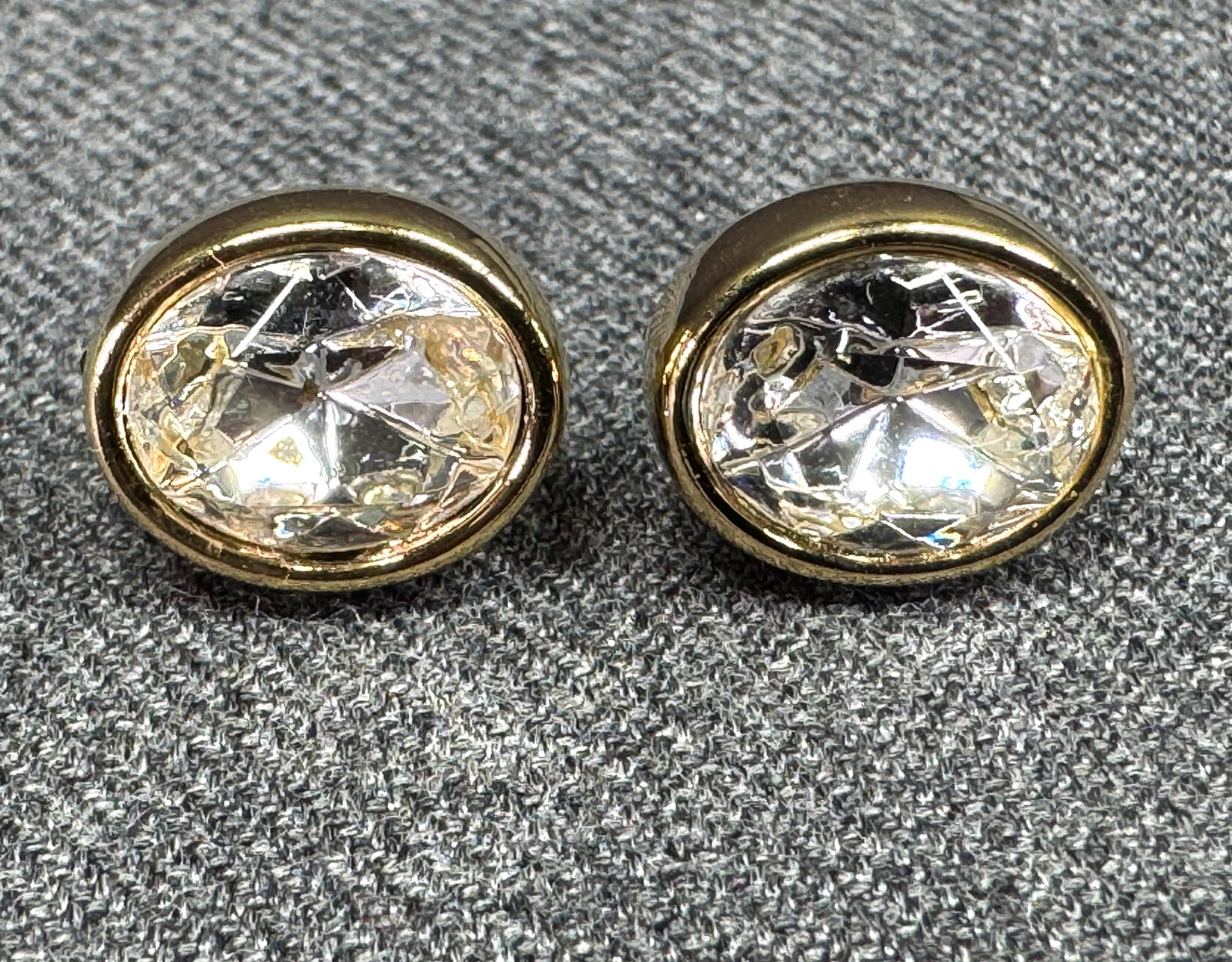 Vintage SAL Swarovski clear crystal goldtone metal stud earrings: Vintage SAL Swarovski clear crystal goldtone metal stud earrings. Marked. For measures please refer to the pictures taken with a measuring tape. Weight: 5 Grams. This is a NO RESERVE AUCTION: there ar