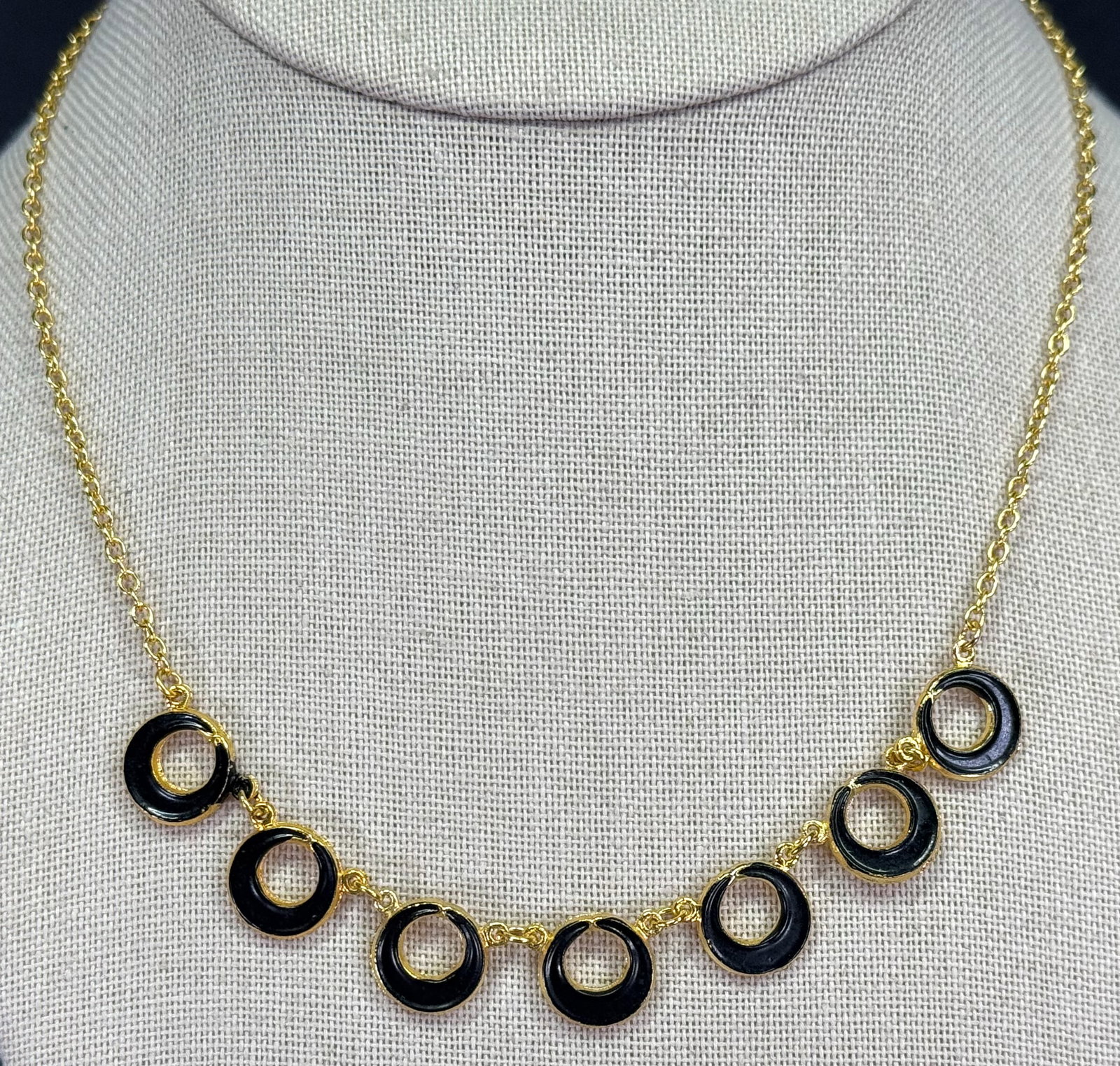 Vintage 80s black enamel goldtone metal collar necklace: Vintage 80s black enamel goldtone metal collar necklace. Unmarked. For measures please refer to the pictures taken with a measuring tape. Weight: 8 Grams. IN HOUSE Estimated* shipping and handling cos