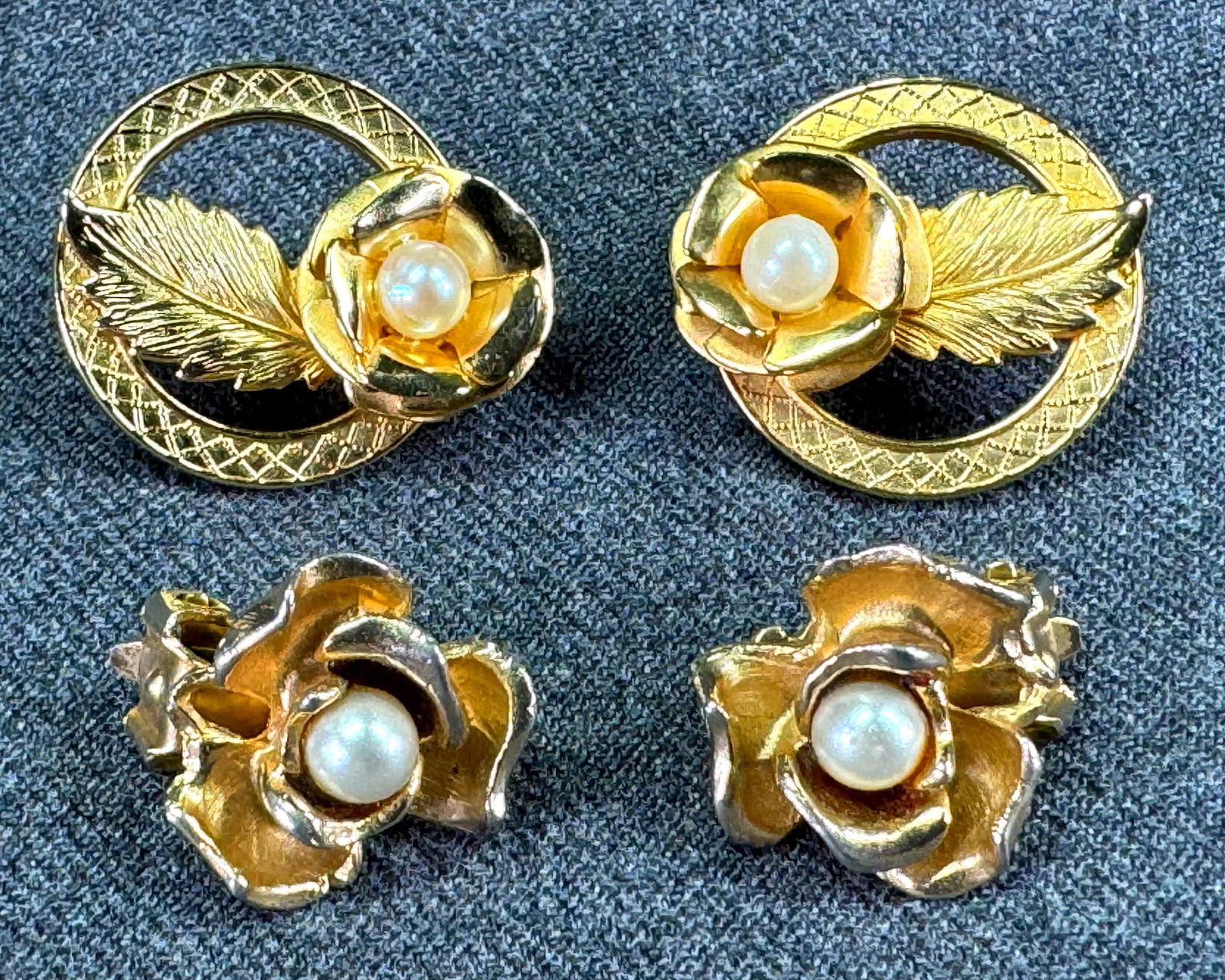 Vintage faux pearl goldtone metal flower & leaf clip on earrings. Lot of 2.: Vintage faux pearl goldtone metal flower & leaf clip on earrings. Lot of 2. Unmarked. For measures please refer to the pictures taken with a measuring tape. Weight: 16 Grams. This is a NO RESERVE AUCT