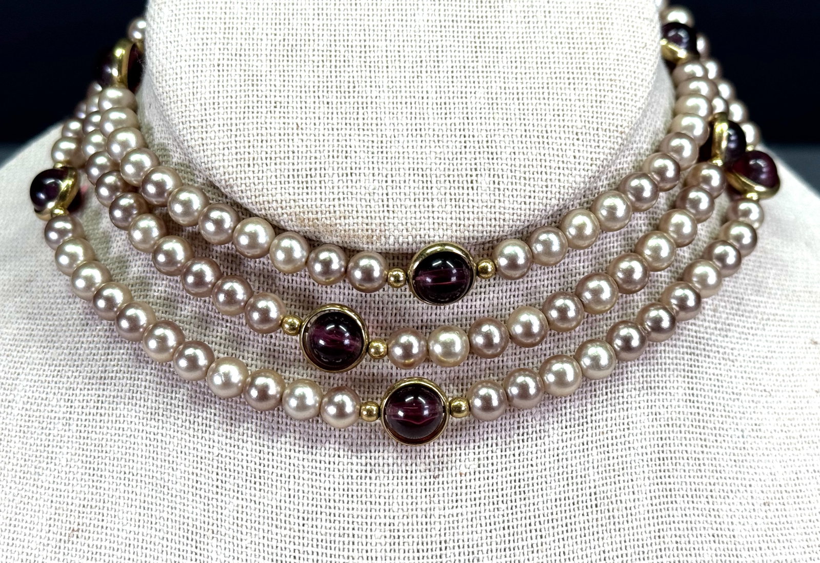 Vintage 80s lucite set in goldtone metal and pearly beads necklace: Vintage 80s lucite set in goldtone metal and pearly beads necklace. Unmarked. For measures please refer to the pictures taken with a measuring tape. Weight: 28 Grams. This is a NO RESERVE AUCTION: the