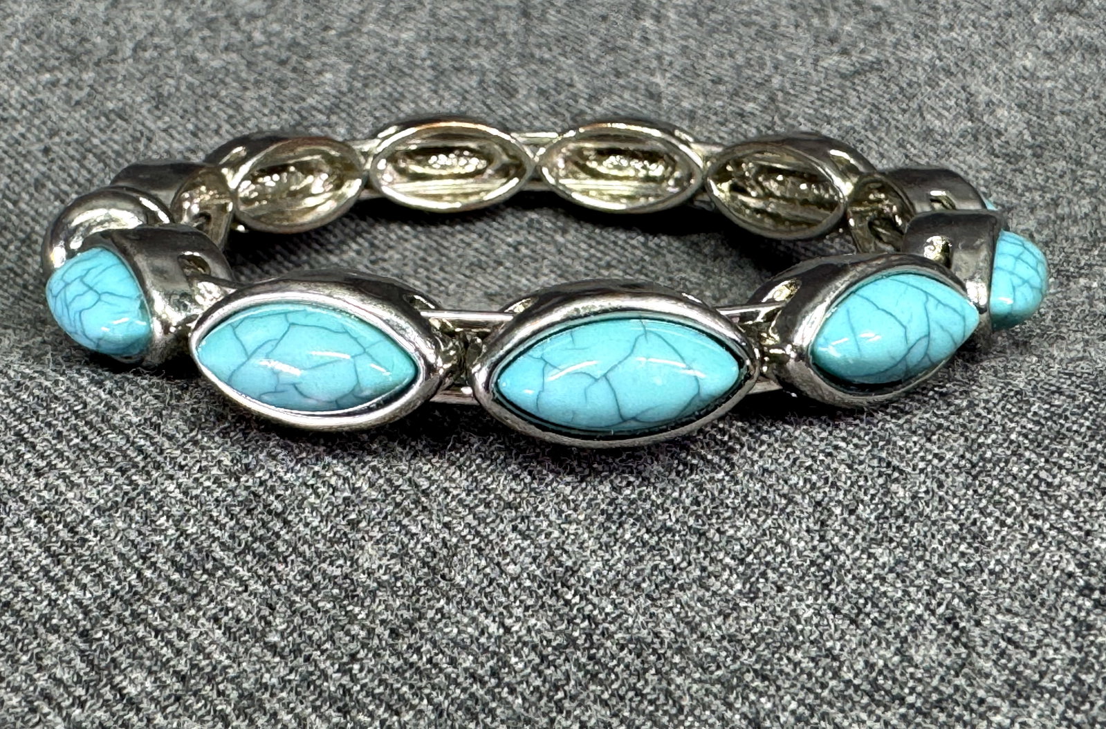 Simil turquoise resin cabs silvertone metal magnetic clasp bracelet: Simil turquoise resin cabs silvertone metal magnetic clasp bracelet. Unmarked. For measures please refer to the pictures taken with a measuring tape. Weight: 40 Grams. This is a NO RESERVE AUCTION: th